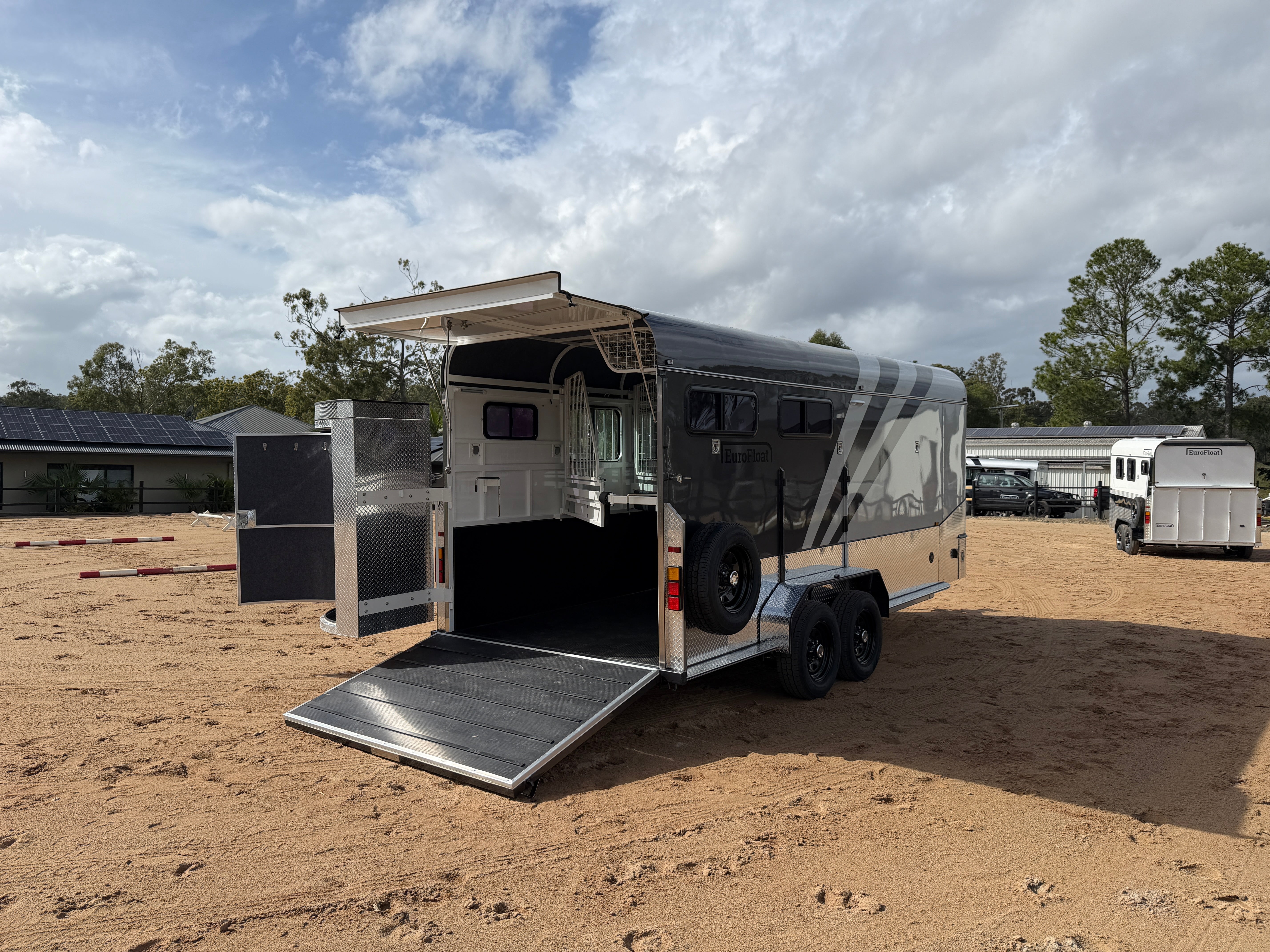3 Horse Angle Load Camper Float Ultimate Overnighter SN 3.1