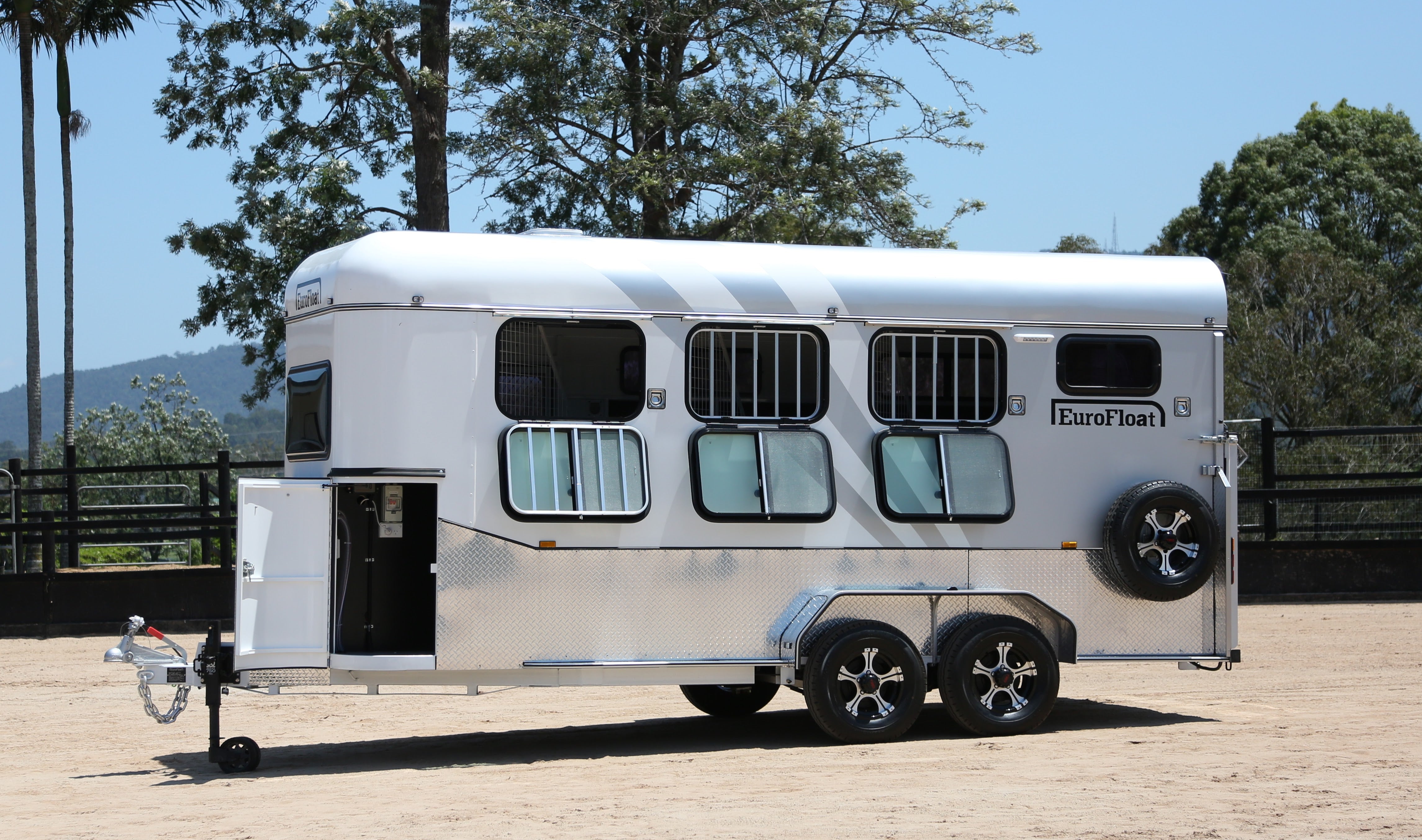 3 Horse Angle Load Camper Float L500 SN