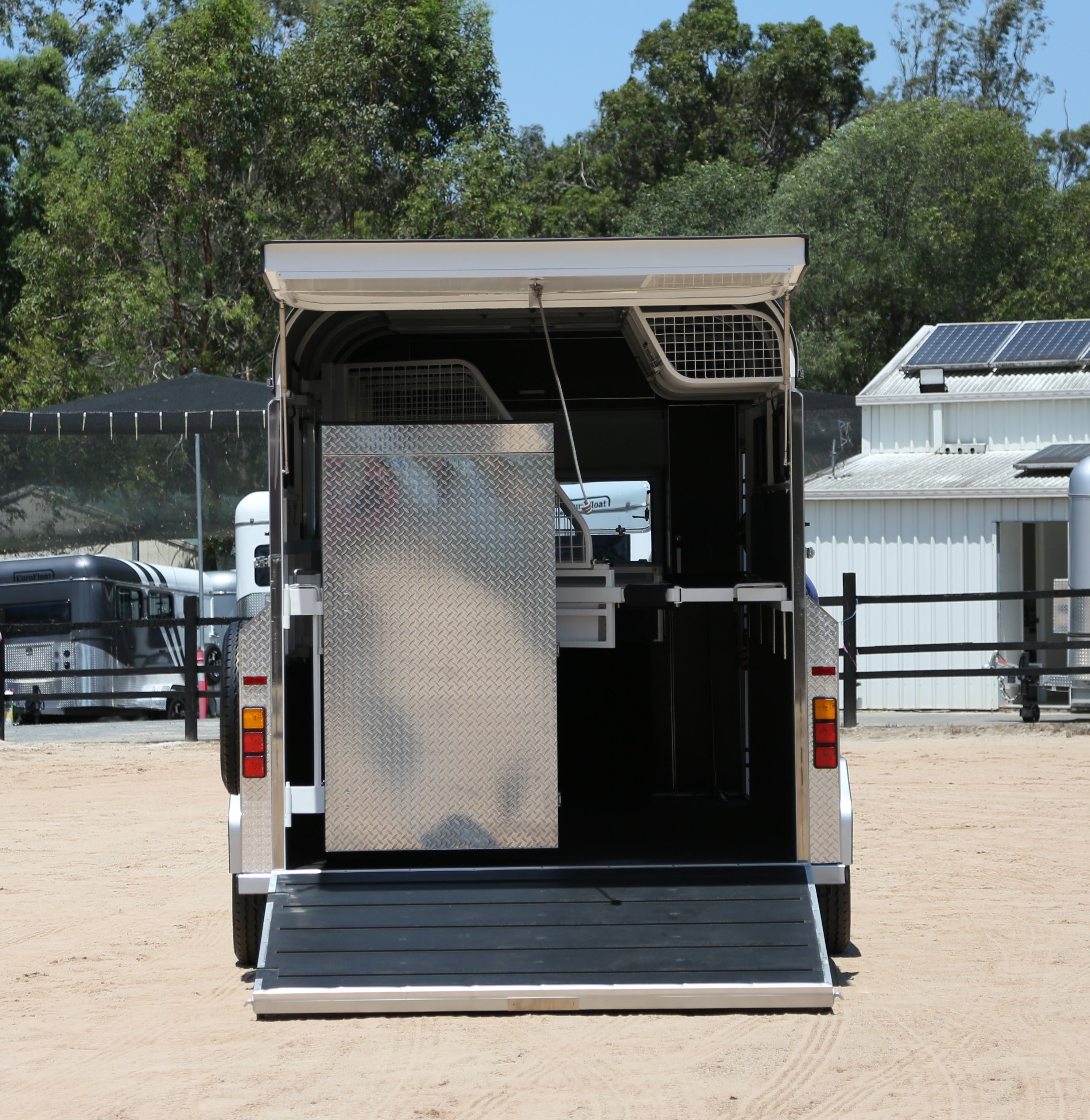 3 Horse Angle Load Camper Float L500 SN