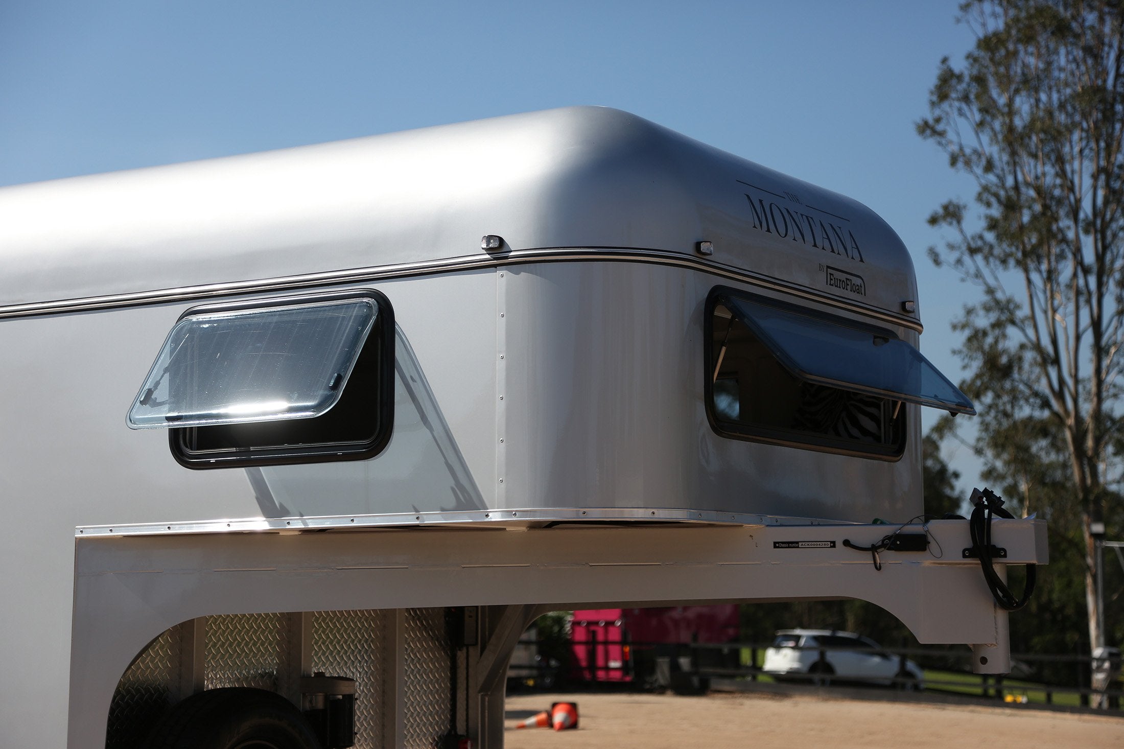 Gooseneck Overnighter Package 2HSGN SN (2.1)