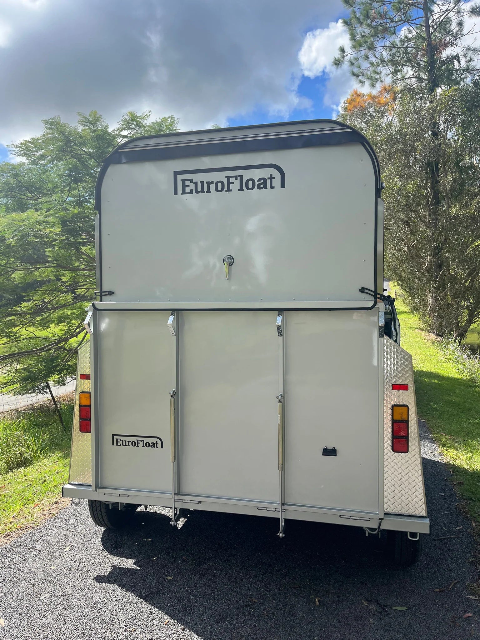 2 Horse Straight Load Camper Float L500 RN