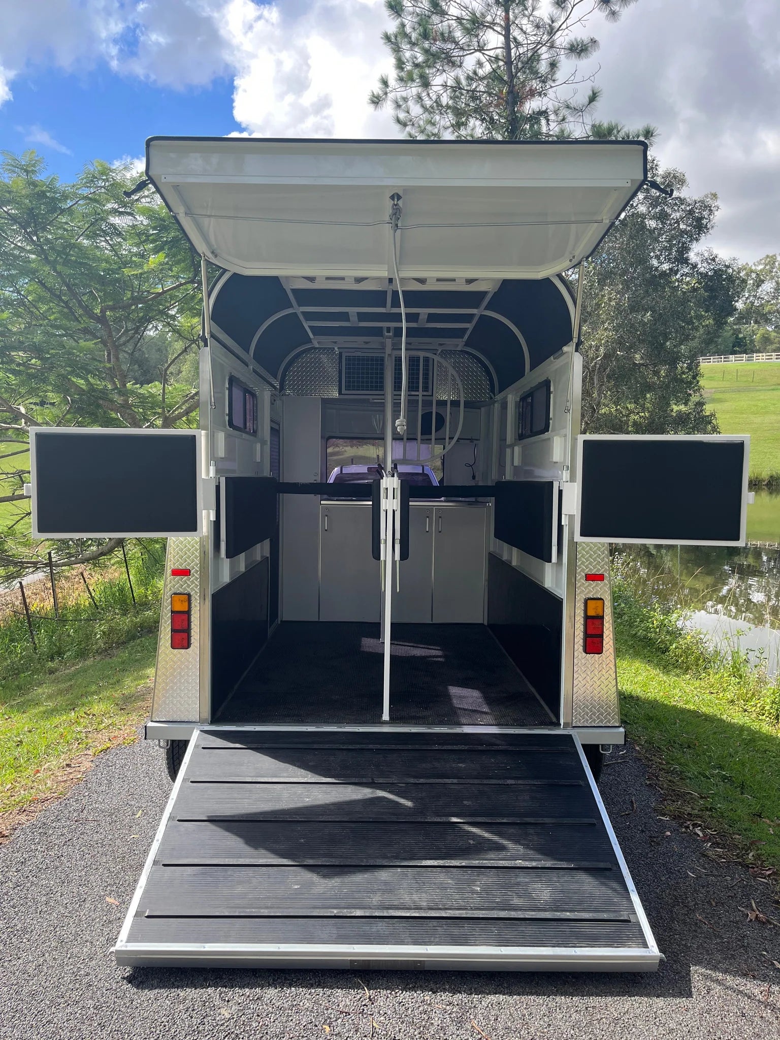 2 Horse Straight Load Camper Float L500 RN