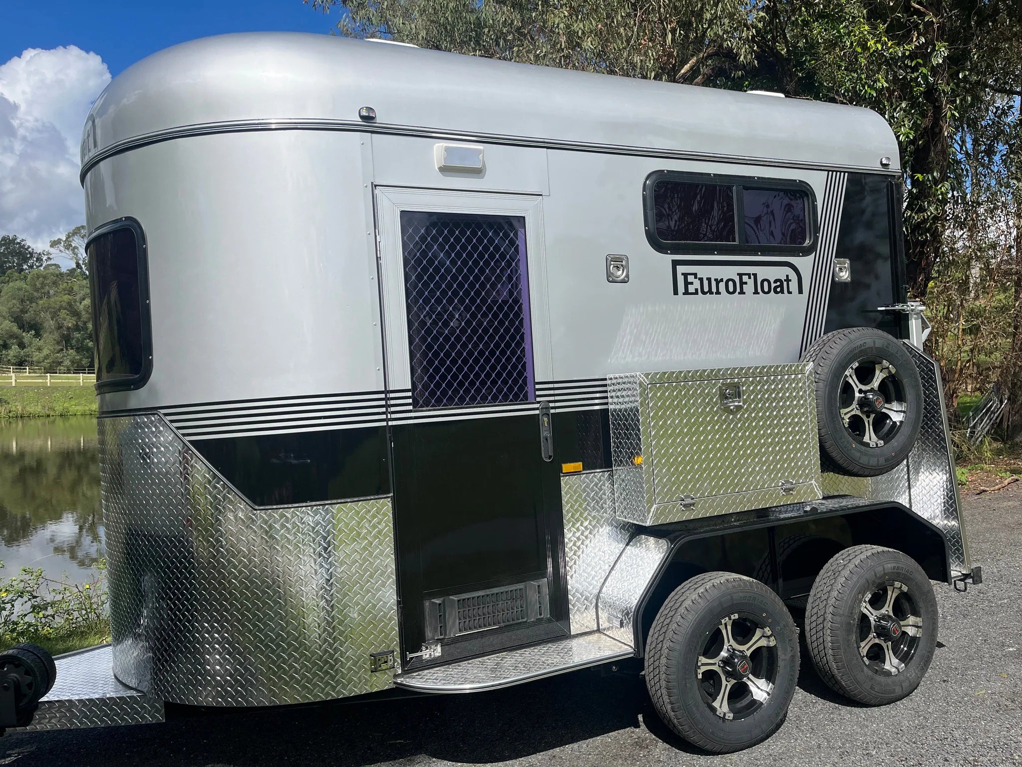 2 Horse Straight Load Camper Float L600 RN
