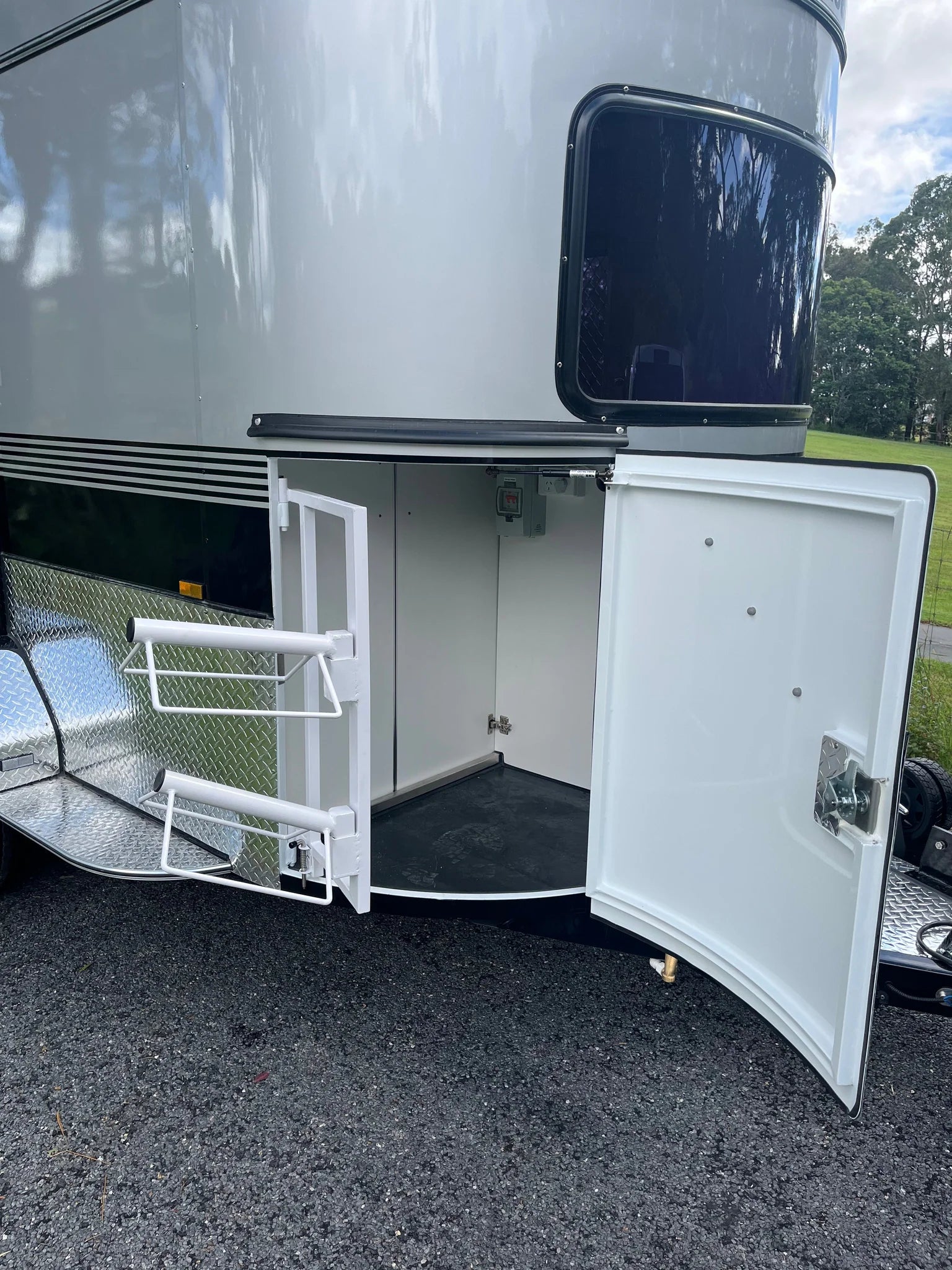 2 Horse Straight Load Camper Float L600 RN