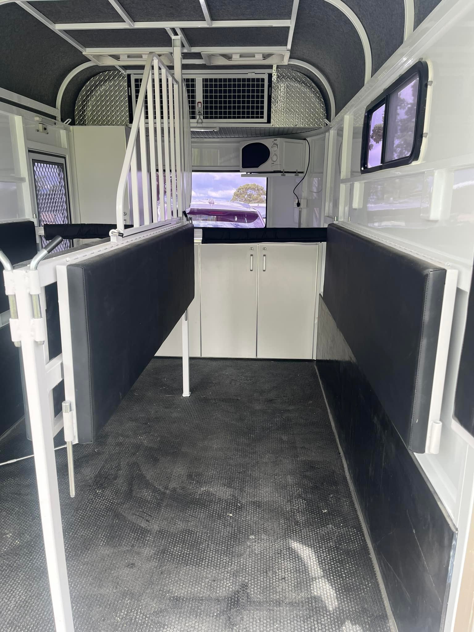 2 Horse Straight Load Camper Float L600 WB RN