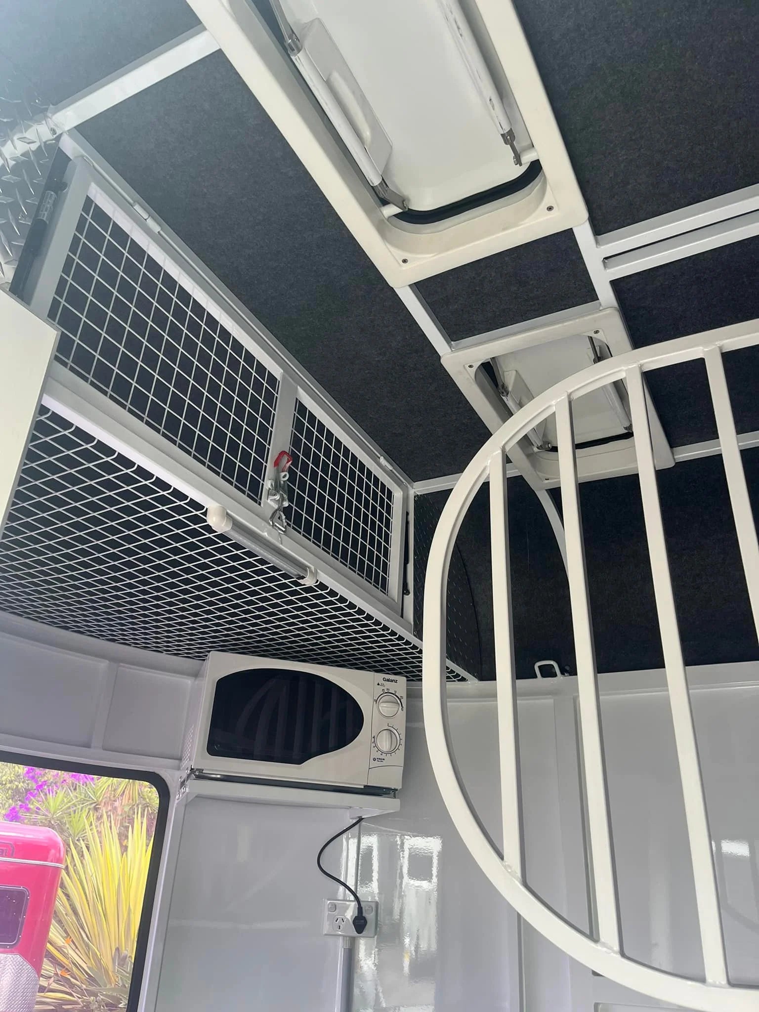 2 Horse Straight Load Camper Float L600 WB RN