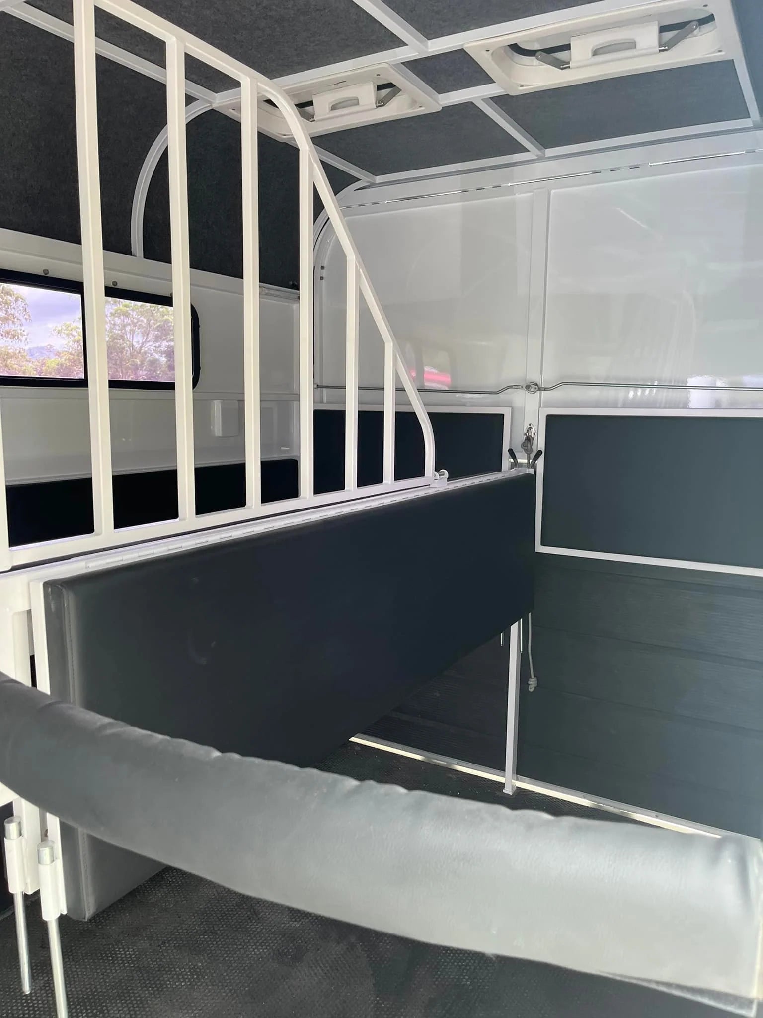 2 Horse Straight Load Camper Float L600 WB RN