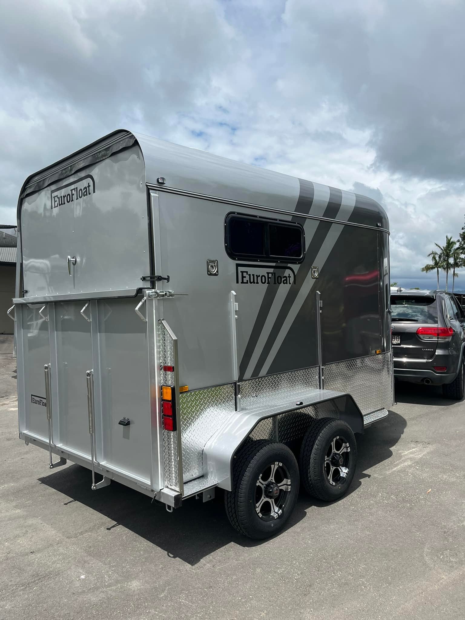 2 Horse Straight Load Camper Float L600 WB RN