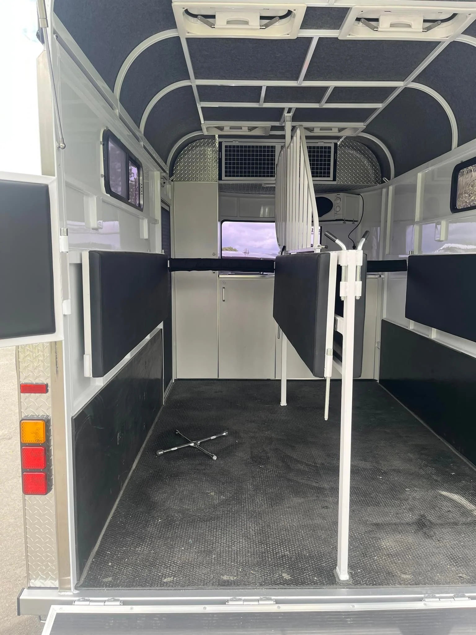 2 Horse Straight Load Camper Float L600 WB RN