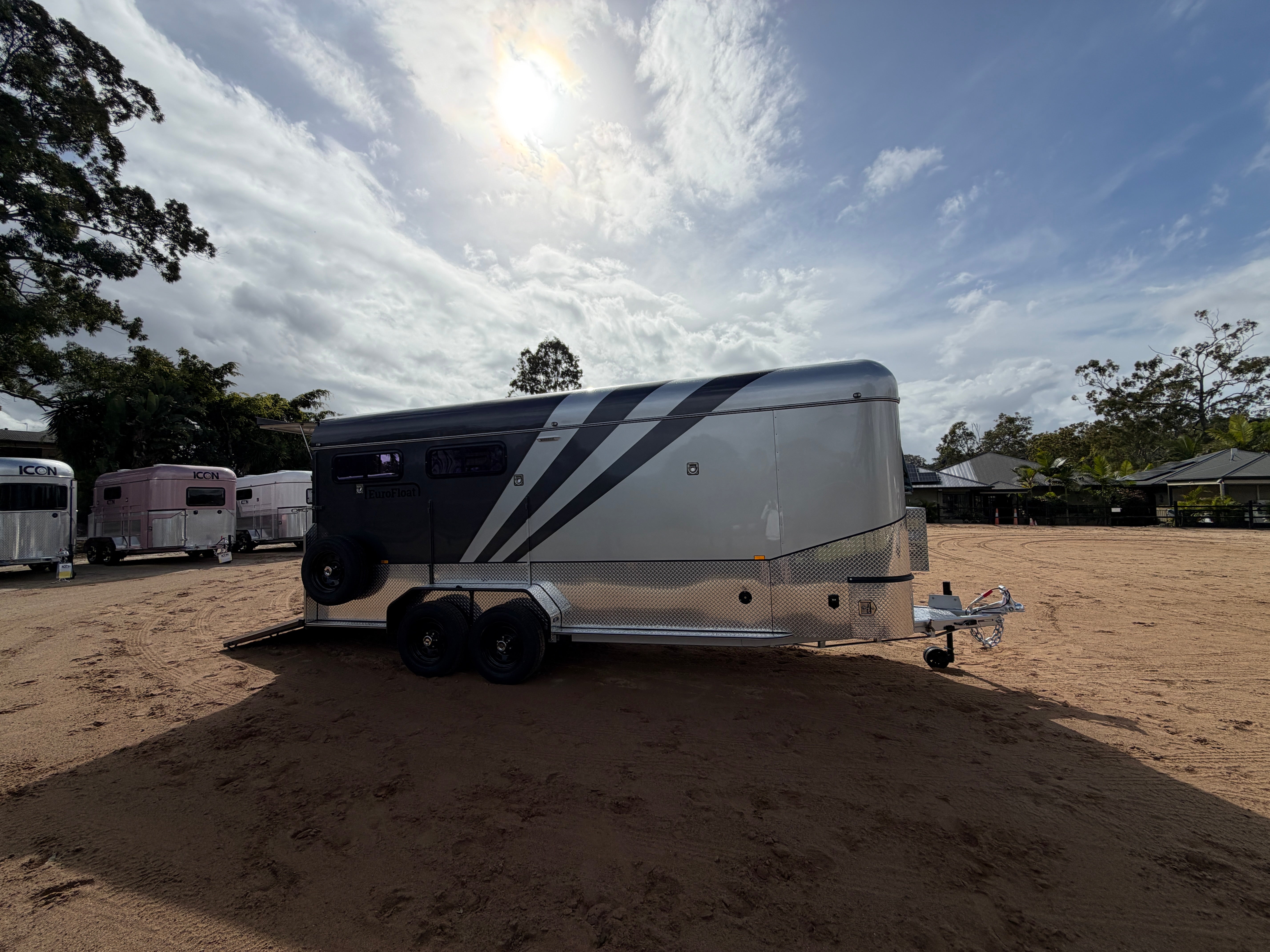 3 Horse Angle Load Camper Float Ultimate Overnighter SN 3.1
