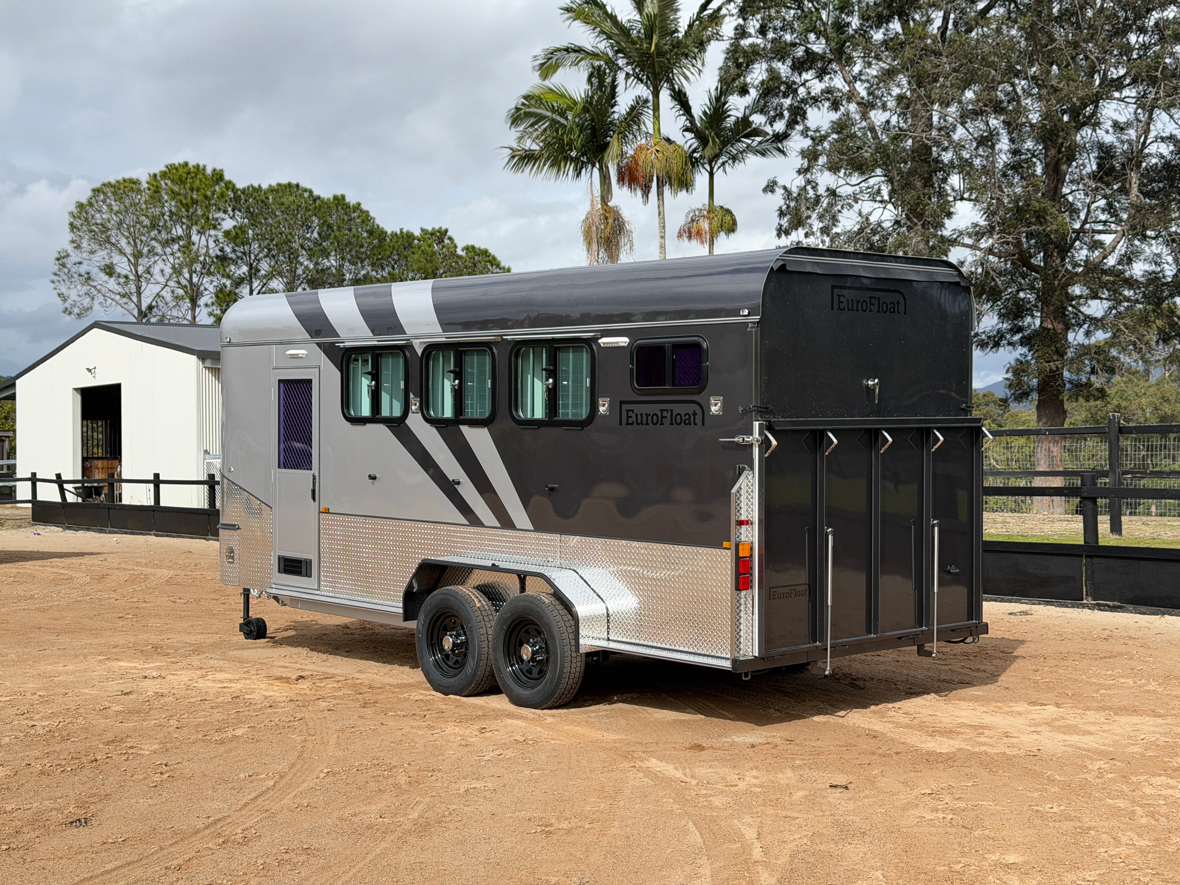 3 Horse Angle Load Camper Float Ultimate Overnighter SN 3.1