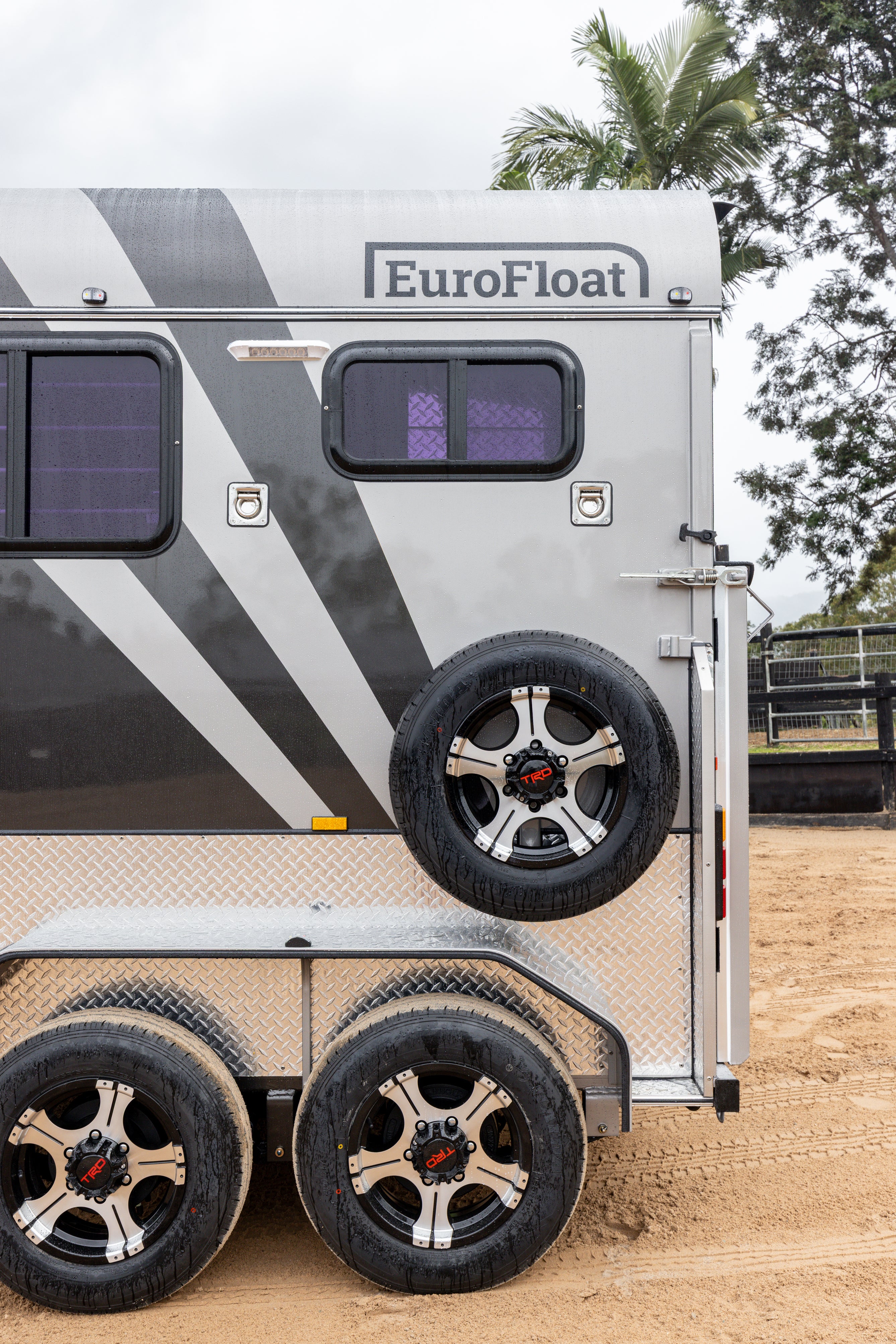 2 Horse Angle Load Float S SN Classic
