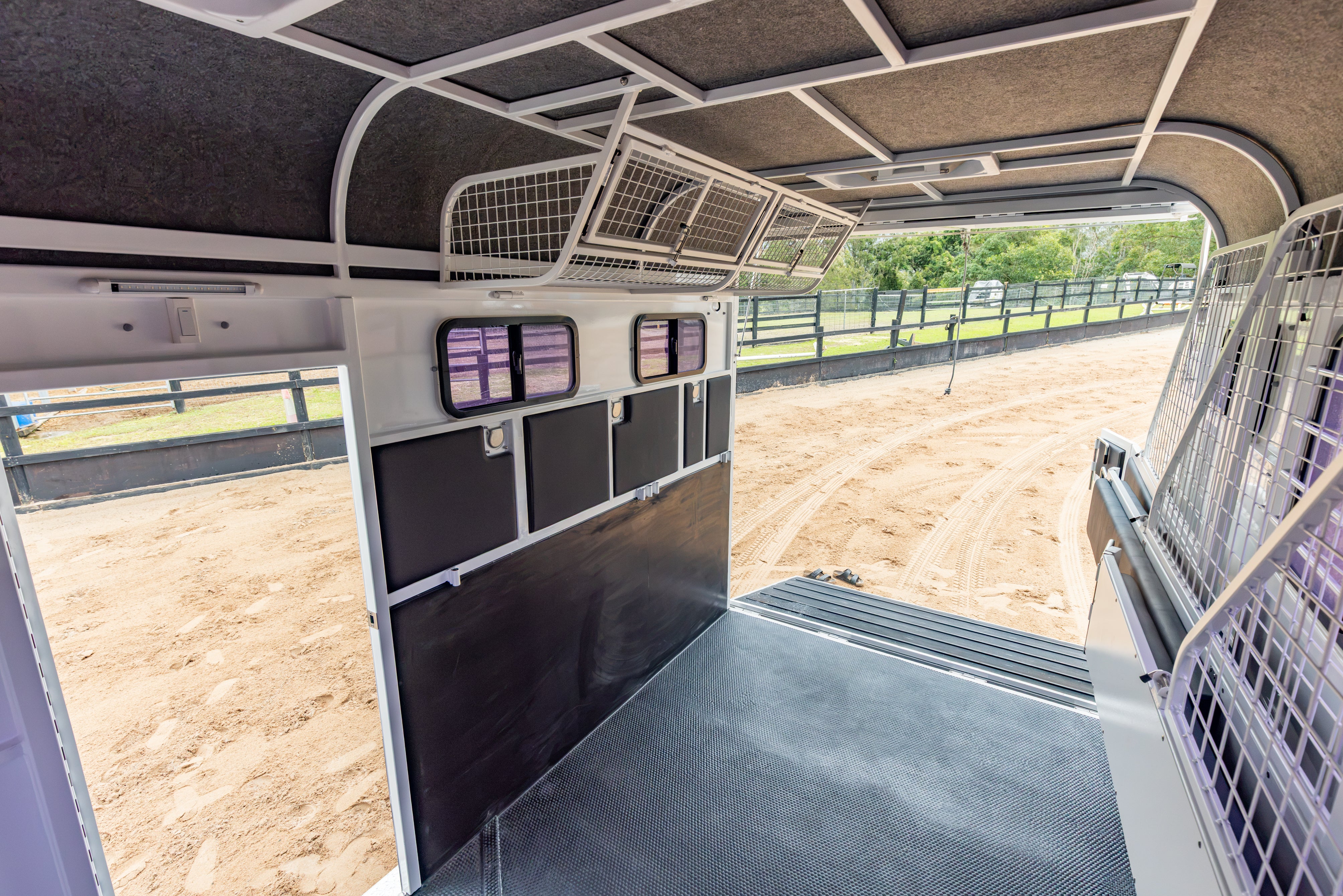 2 Horse Angle Load Float S SN Classic