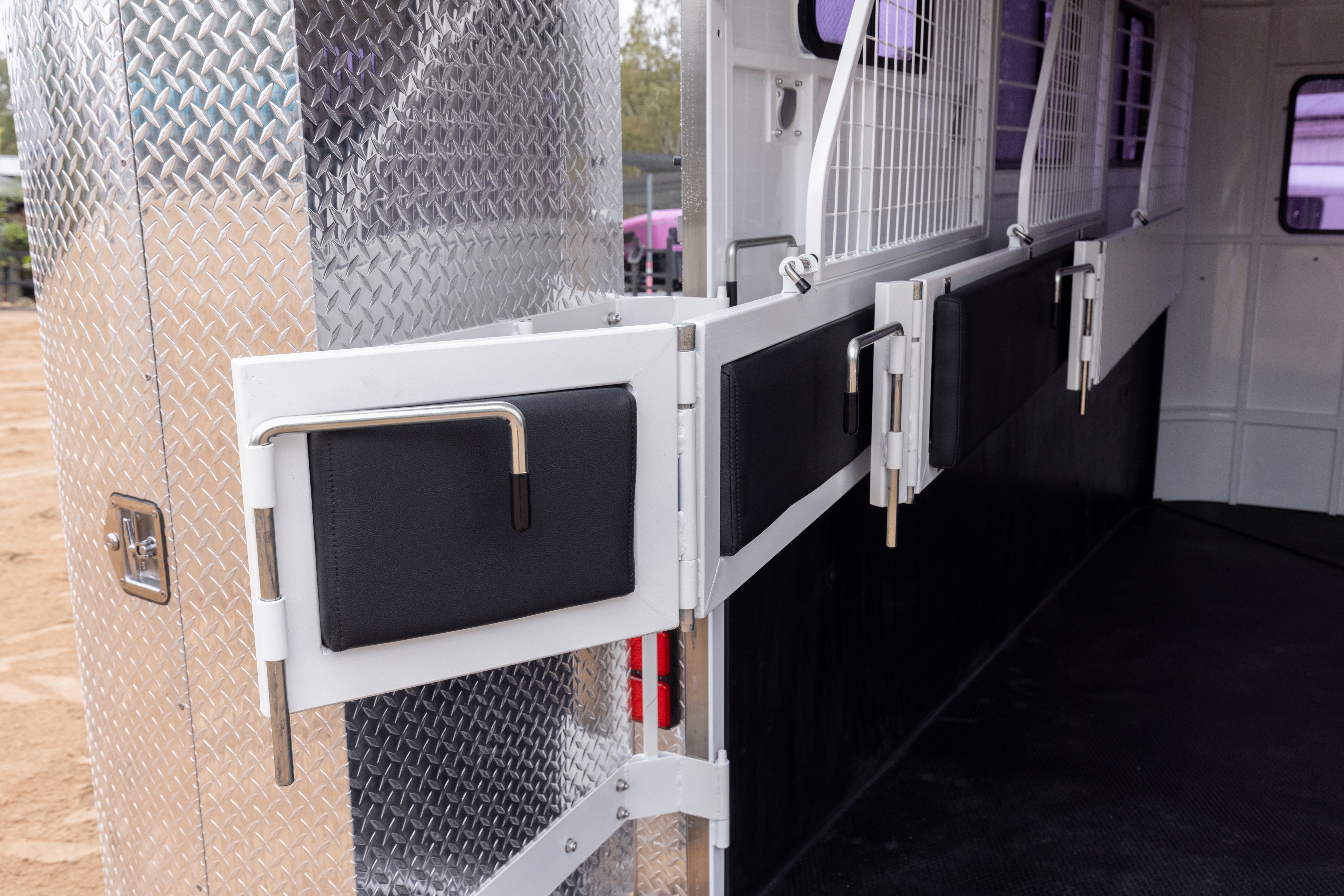 2 Horse Angle Load Float S SN Classic