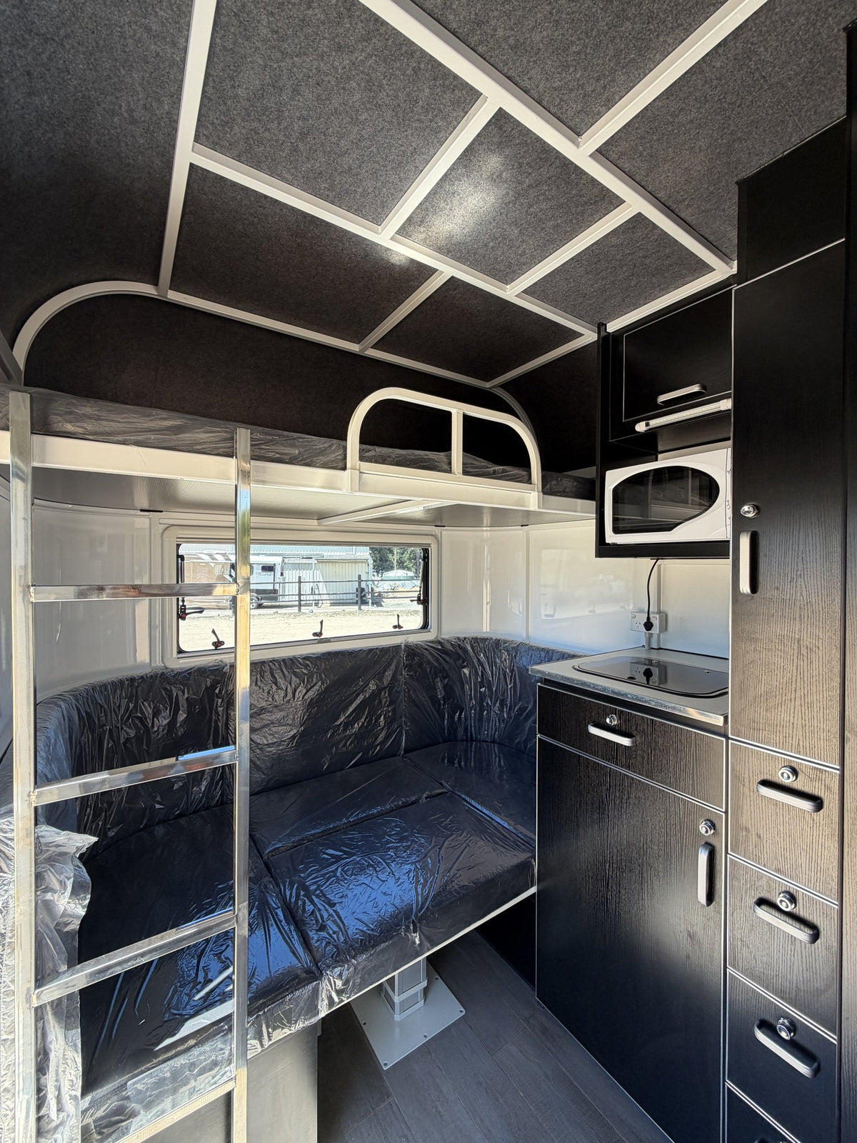 EuroFloat 770.B Mid Overnighter 2.1 horse float with living, photo 13