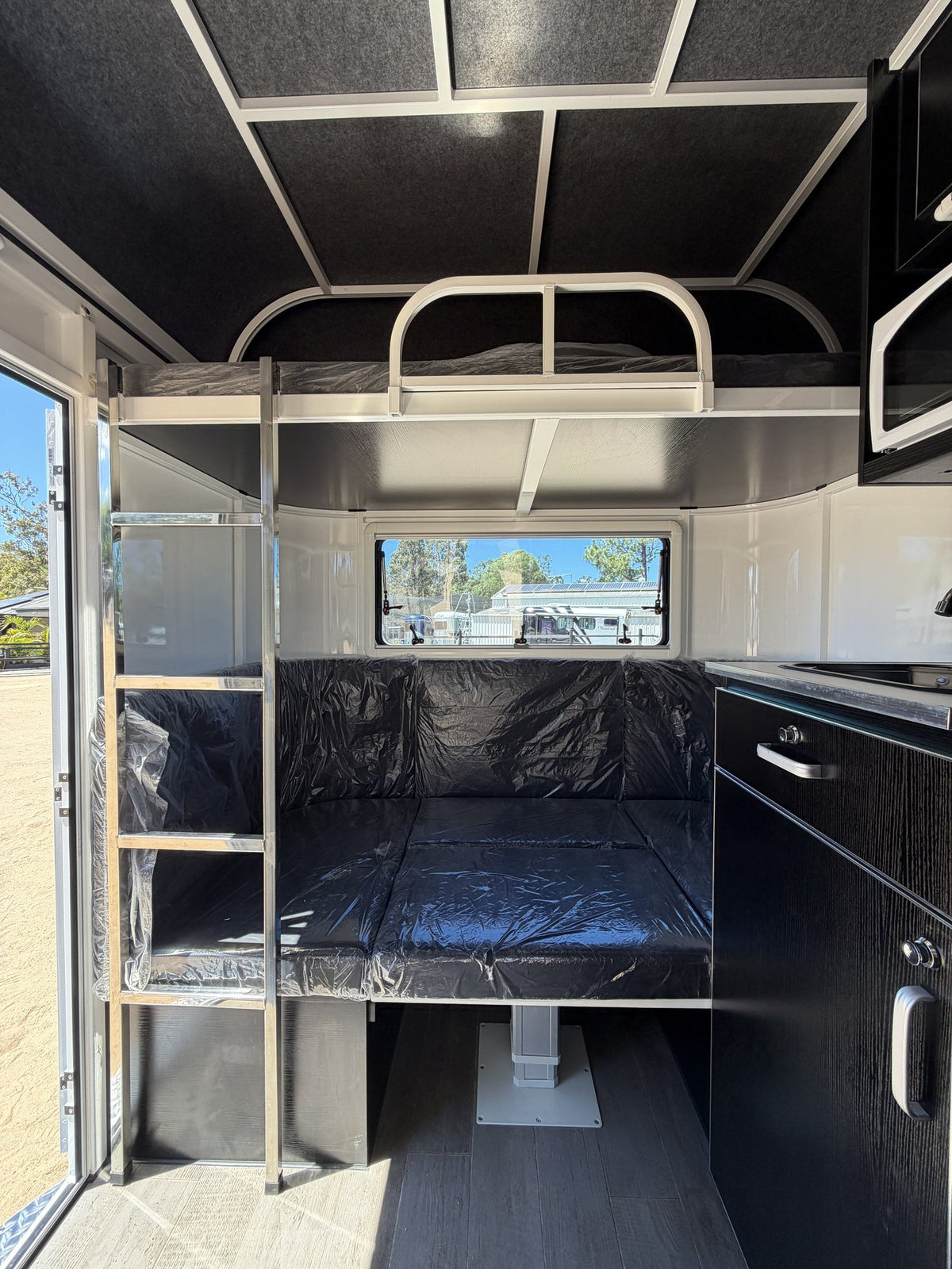 EuroFloat 770.B Mid Overnighter 2.1 horse float with living, photo 16