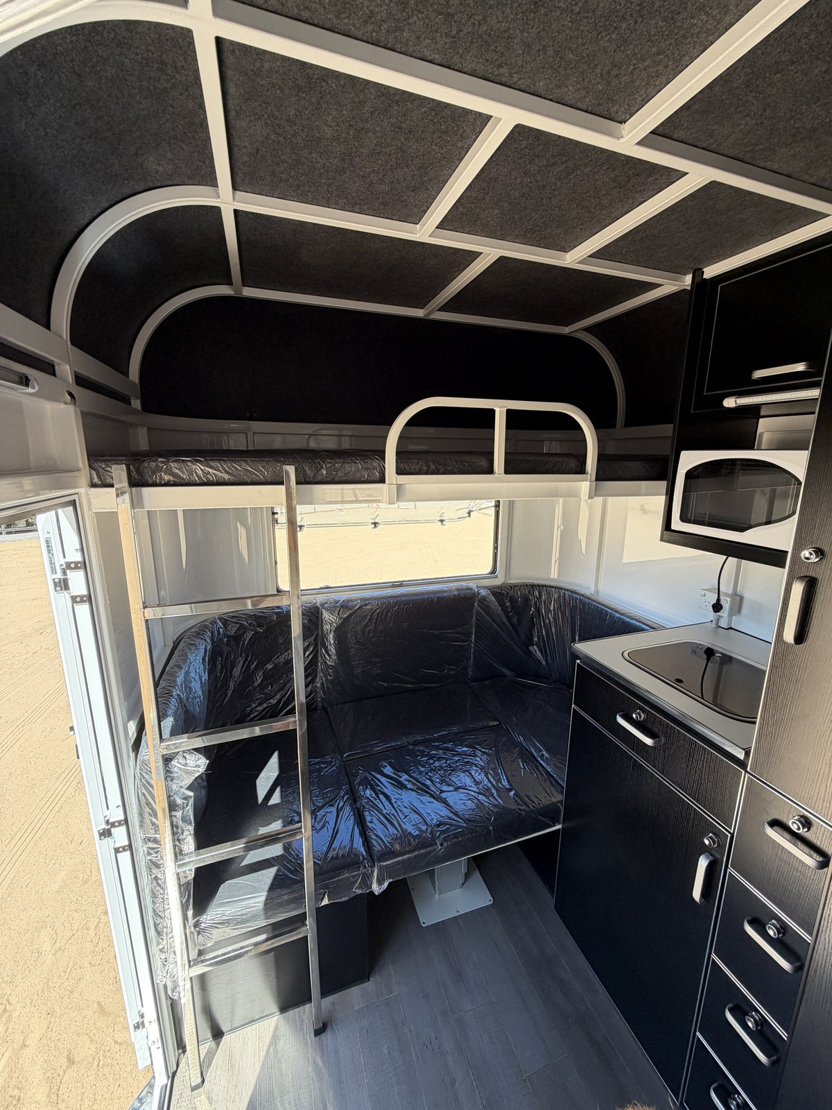 EuroFloat 774.A Compact Overnighter 2.1 horse float with living, photo 13