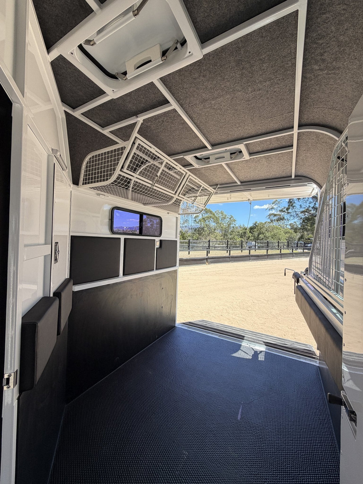 EuroFloat 774.A Compact Overnighter 2.1 horse float with living, photo 23