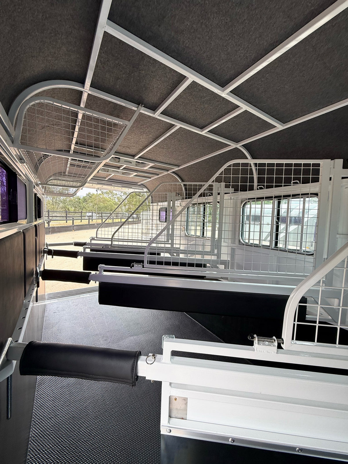 3 Horse Angle Load Camper Float L500 SN Eventer 777.A