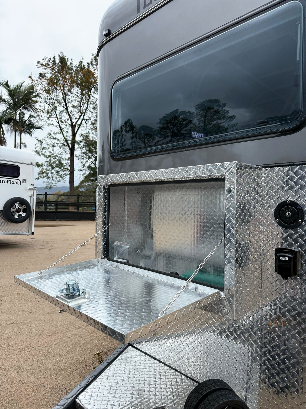 3 Horse Angle Load Camper Float L500 SN 777.B