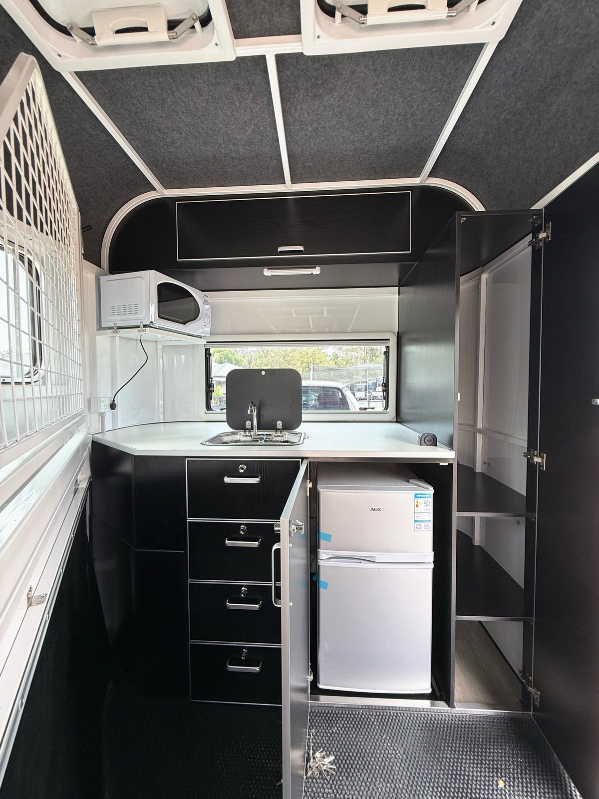 3 Horse Angle Load Camper Float L500 SN 777.B