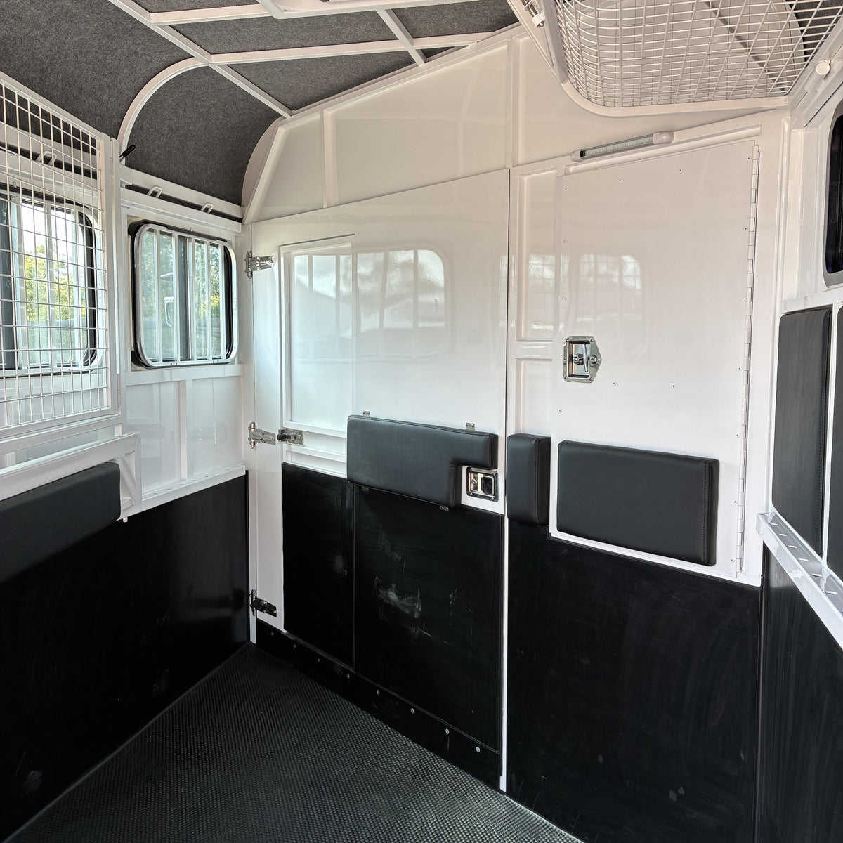 EuroFloat 781.A 2HAL Overnighter Compact Series 2.0 horse float, photo 13