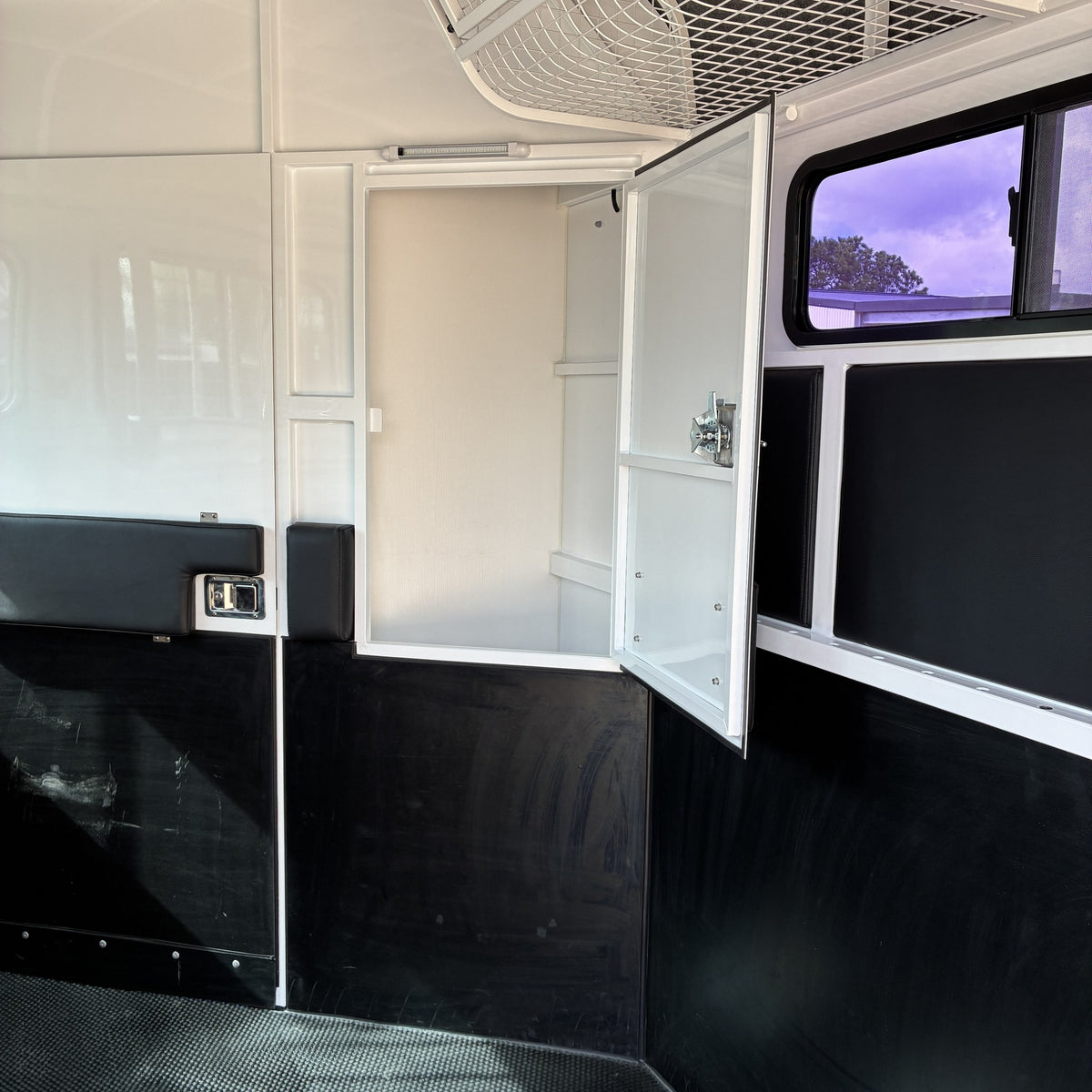 EuroFloat 781.A 2HAL Overnighter Compact Series 2.0 horse float, photo 14