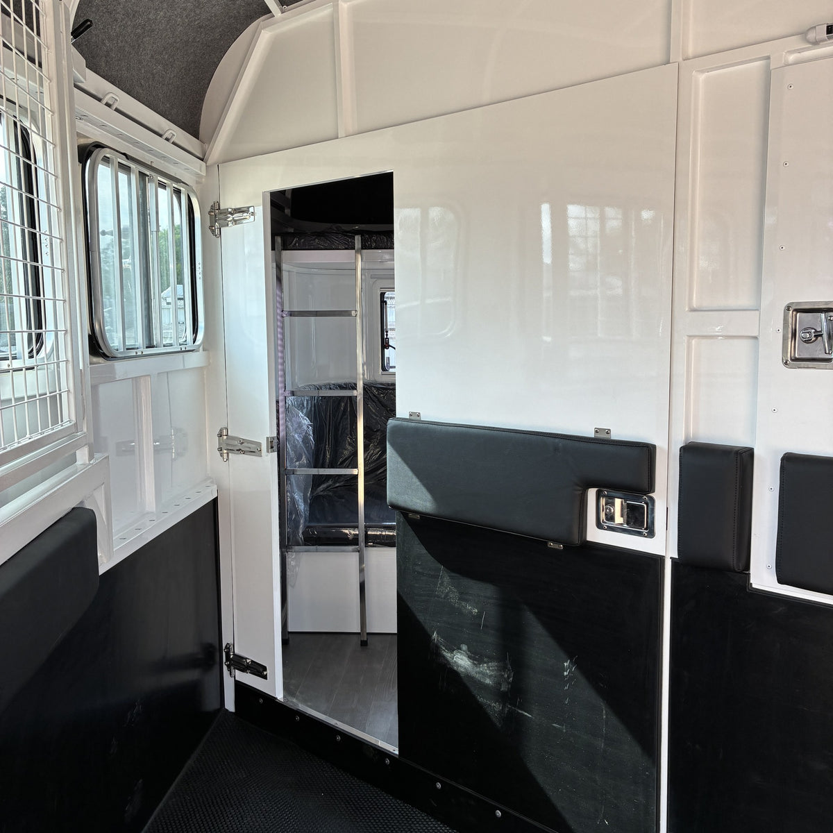 EuroFloat 781.A 2HAL Overnighter Compact Series 2.0 horse float, photo 22