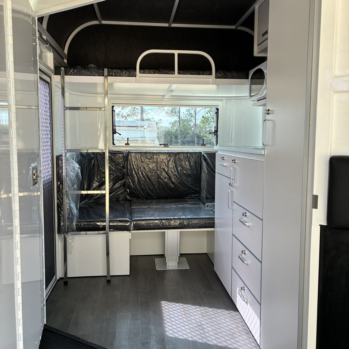 EuroFloat 781.A 2HAL Overnighter Compact Series 2.0 horse float, photo 23