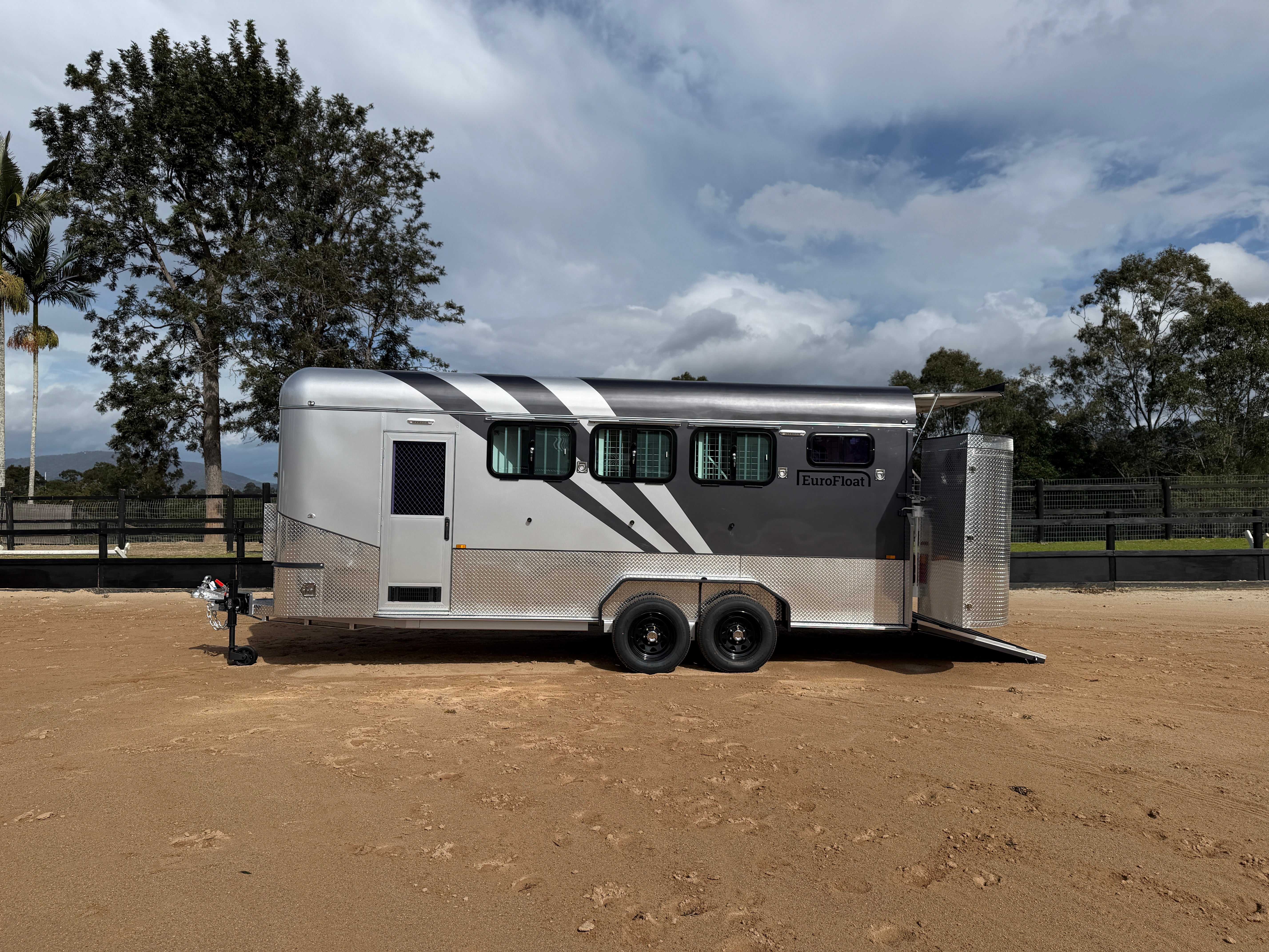 3 Horse Angle Load Camper Float Ultimate Overnighter SN 3.1