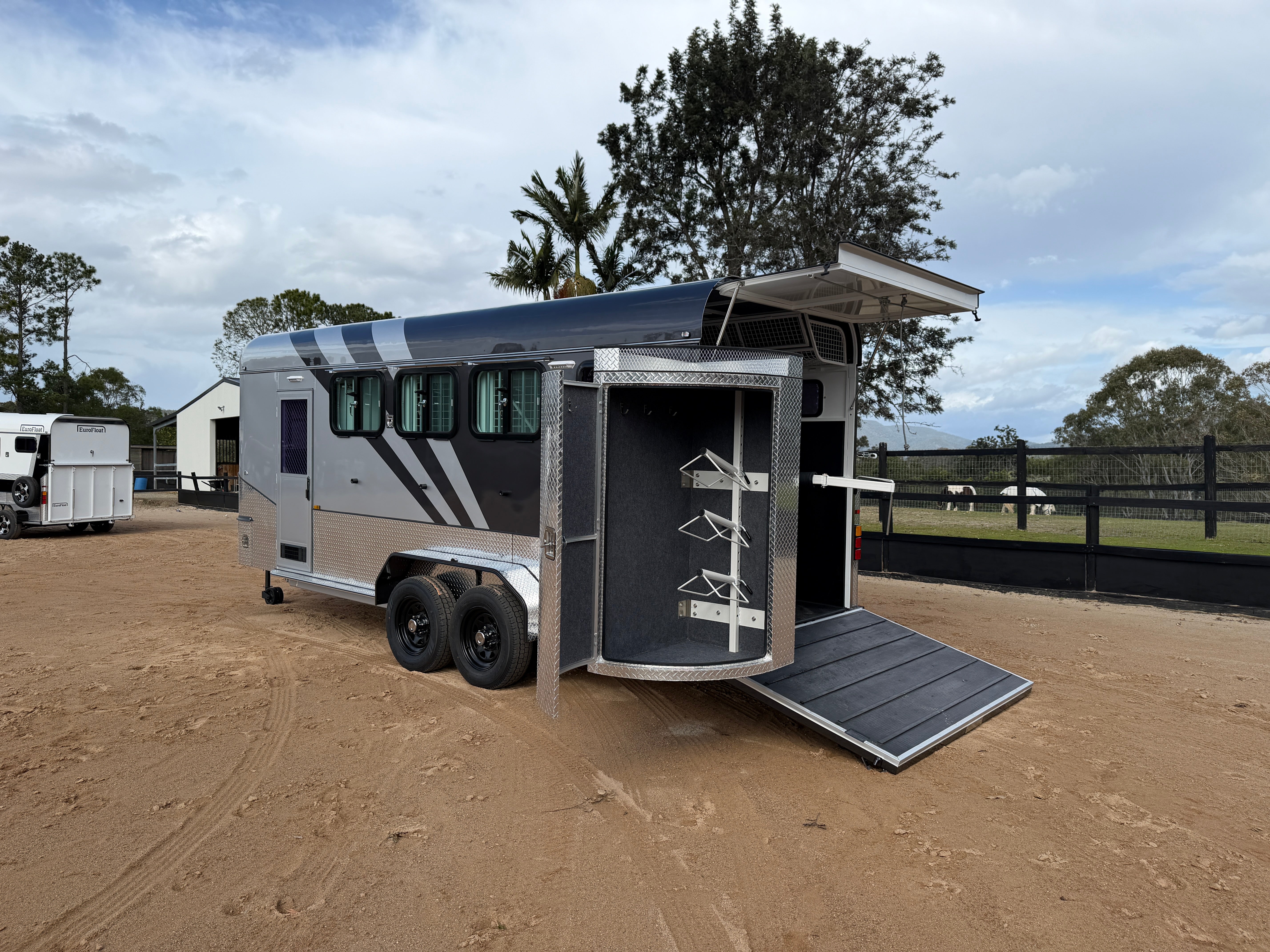 3 Horse Angle Load Camper Float Ultimate Overnighter SN 3.1