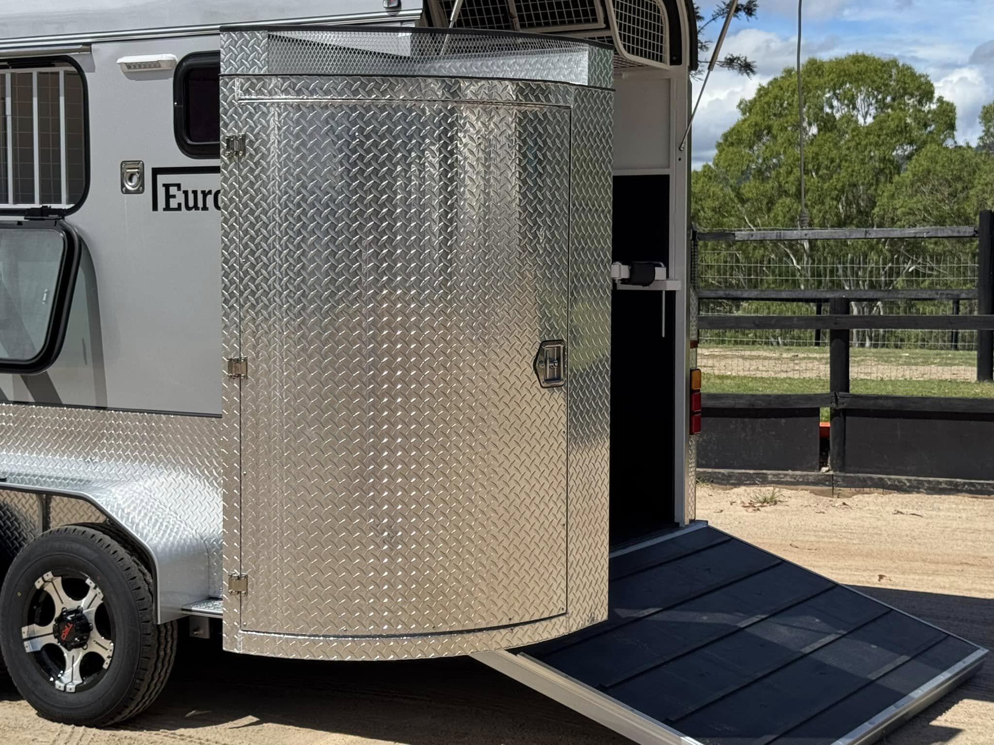 2 Horse Angle Load Camper Float Ultimate Overnighter SN 1.0