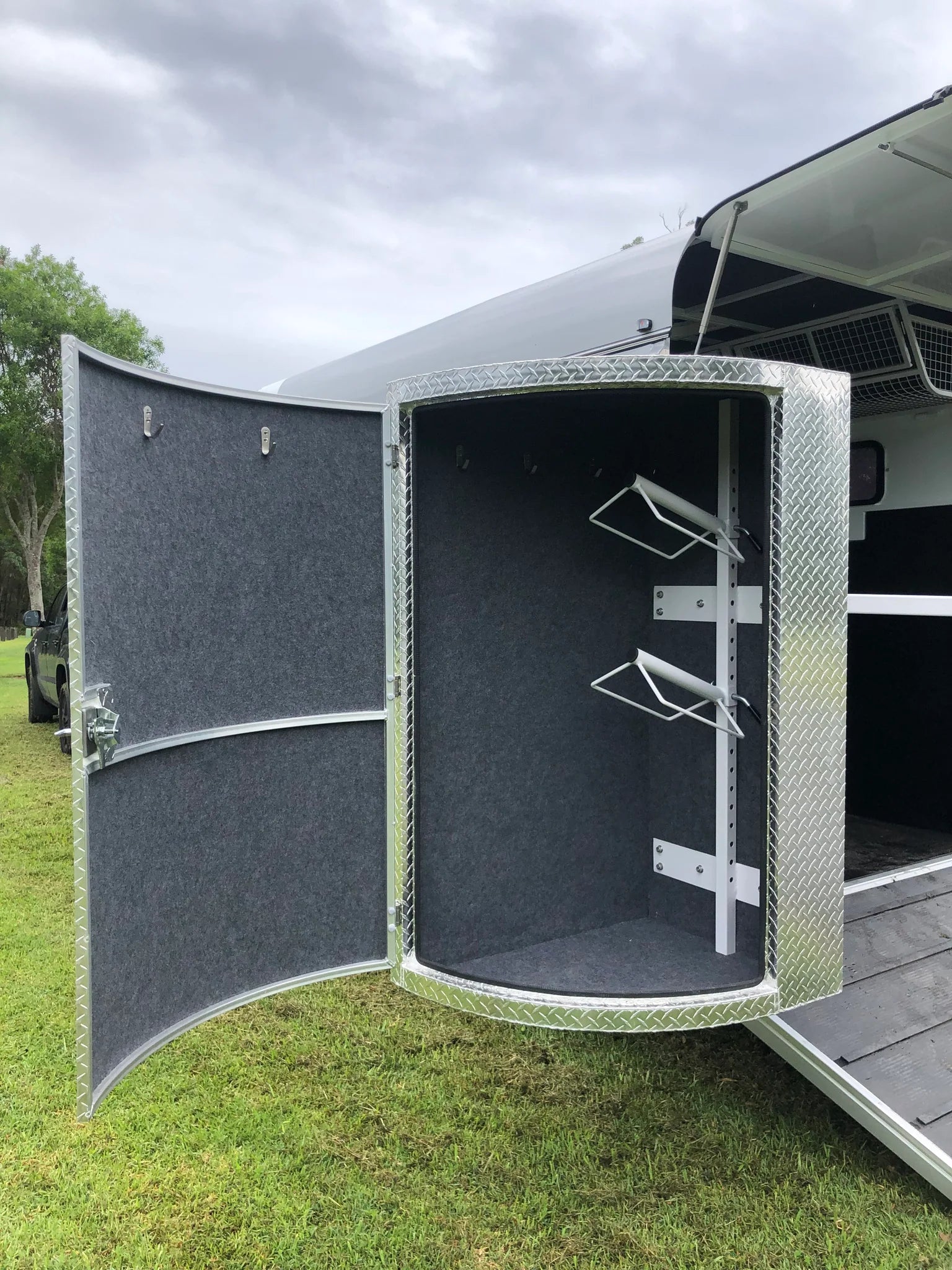 2 Horse Angle Load Camper Float Ultimate Overnighter SN 2.1