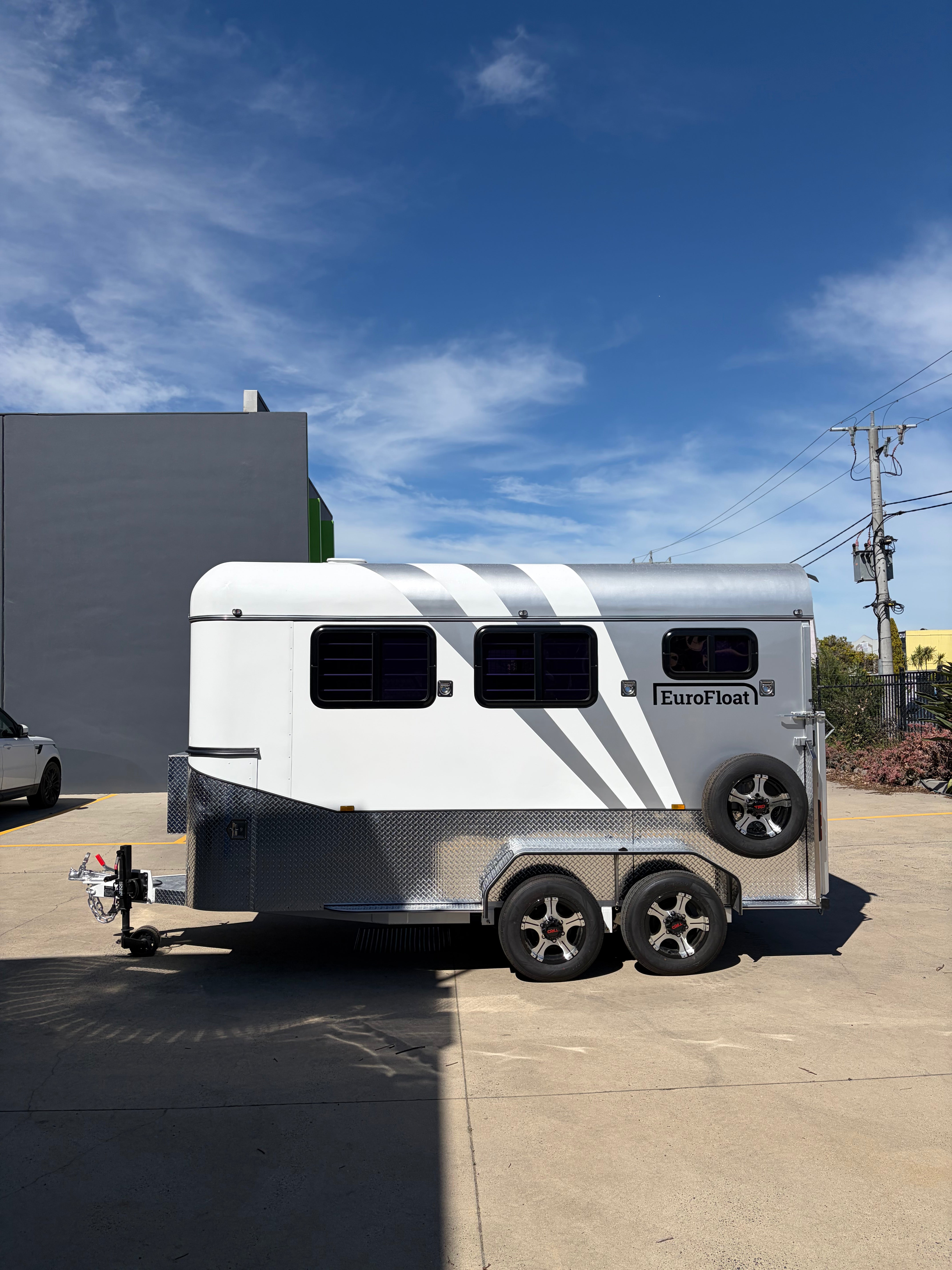 2 Horse Angle Load Camper Float L860 SN Classic 776.B