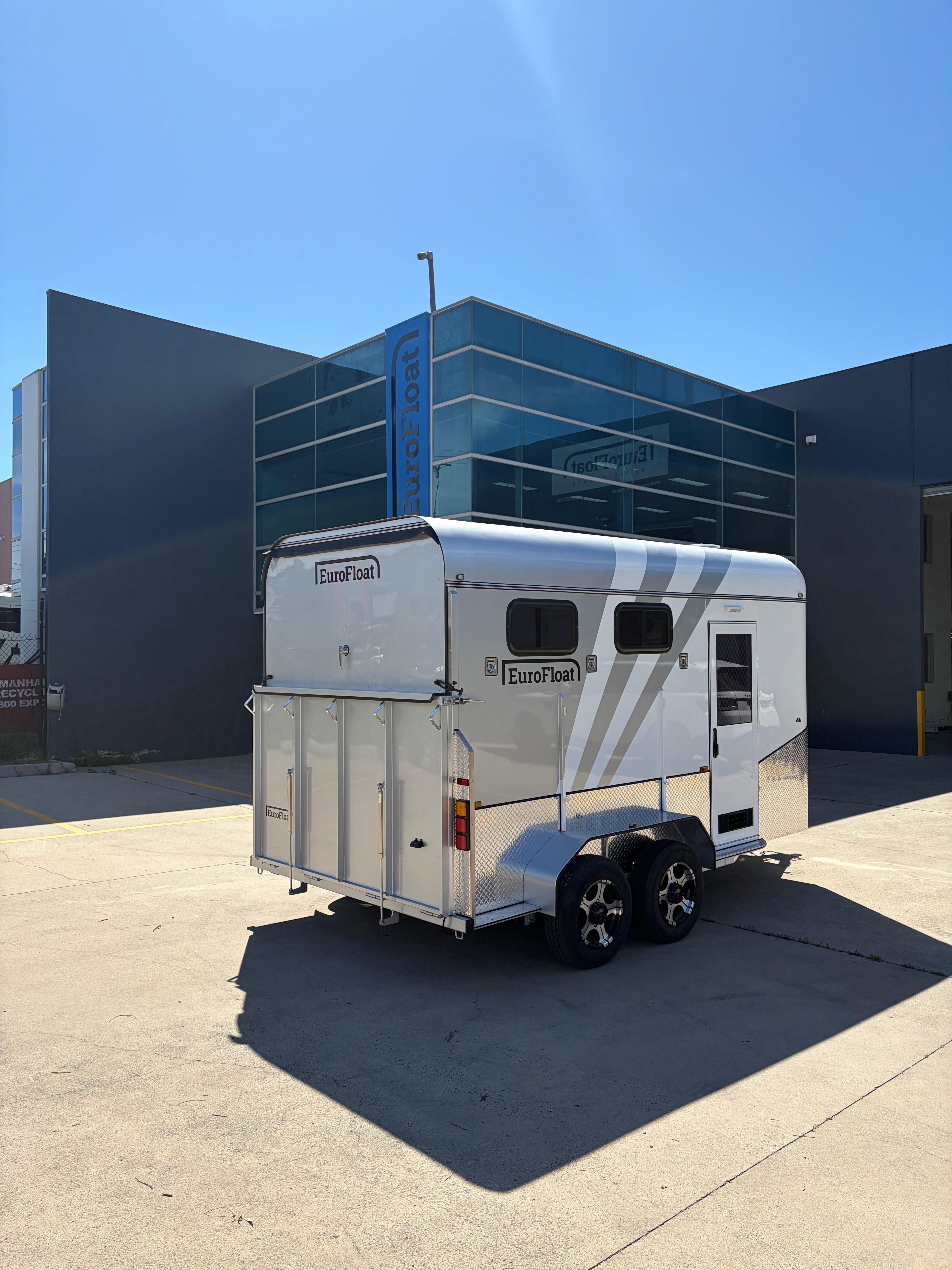 2 Horse Angle Load Camper Float L860 SN Classic 776.B