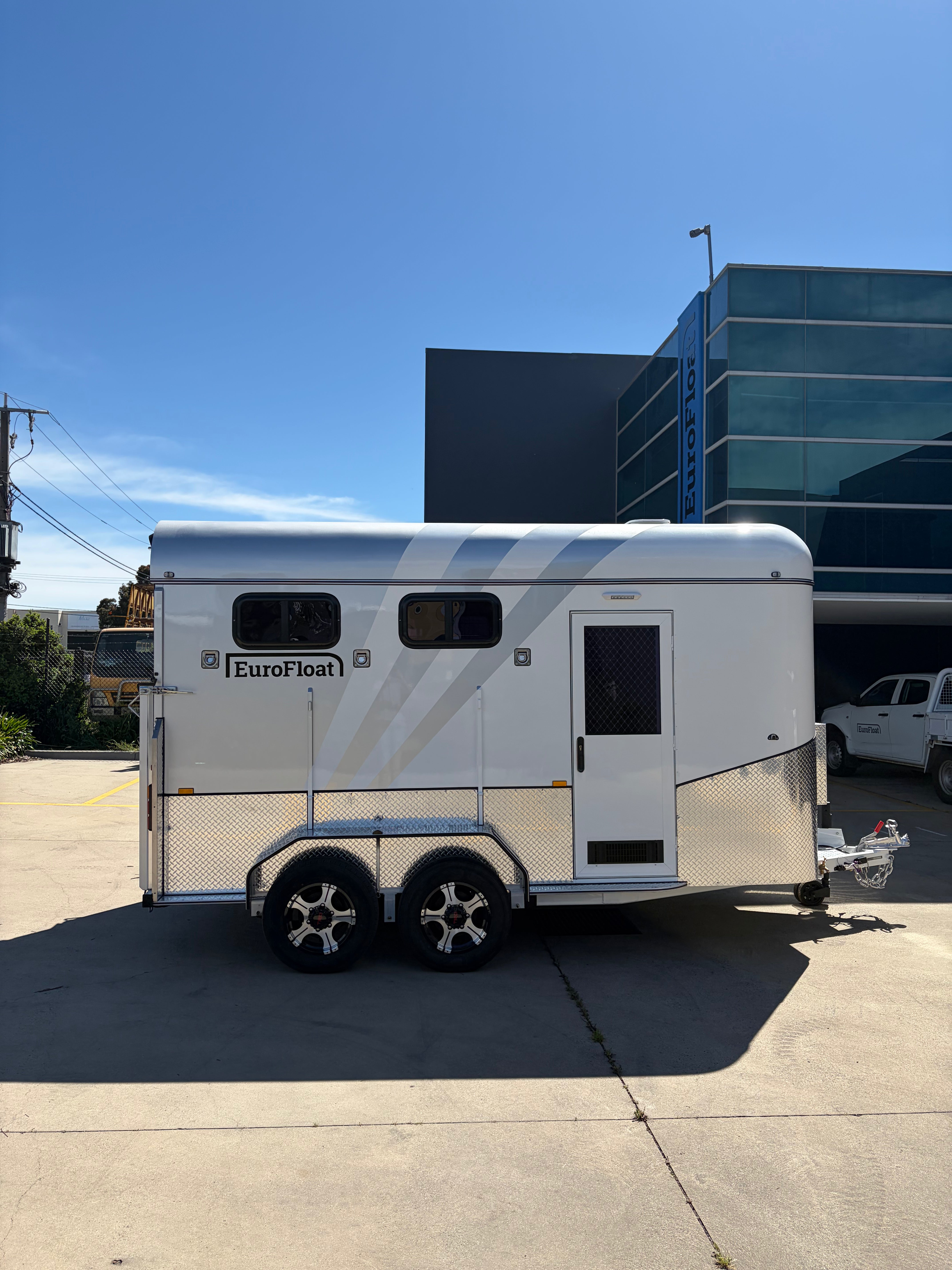 2 Horse Angle Load Camper Float L860 SN Classic 776.B
