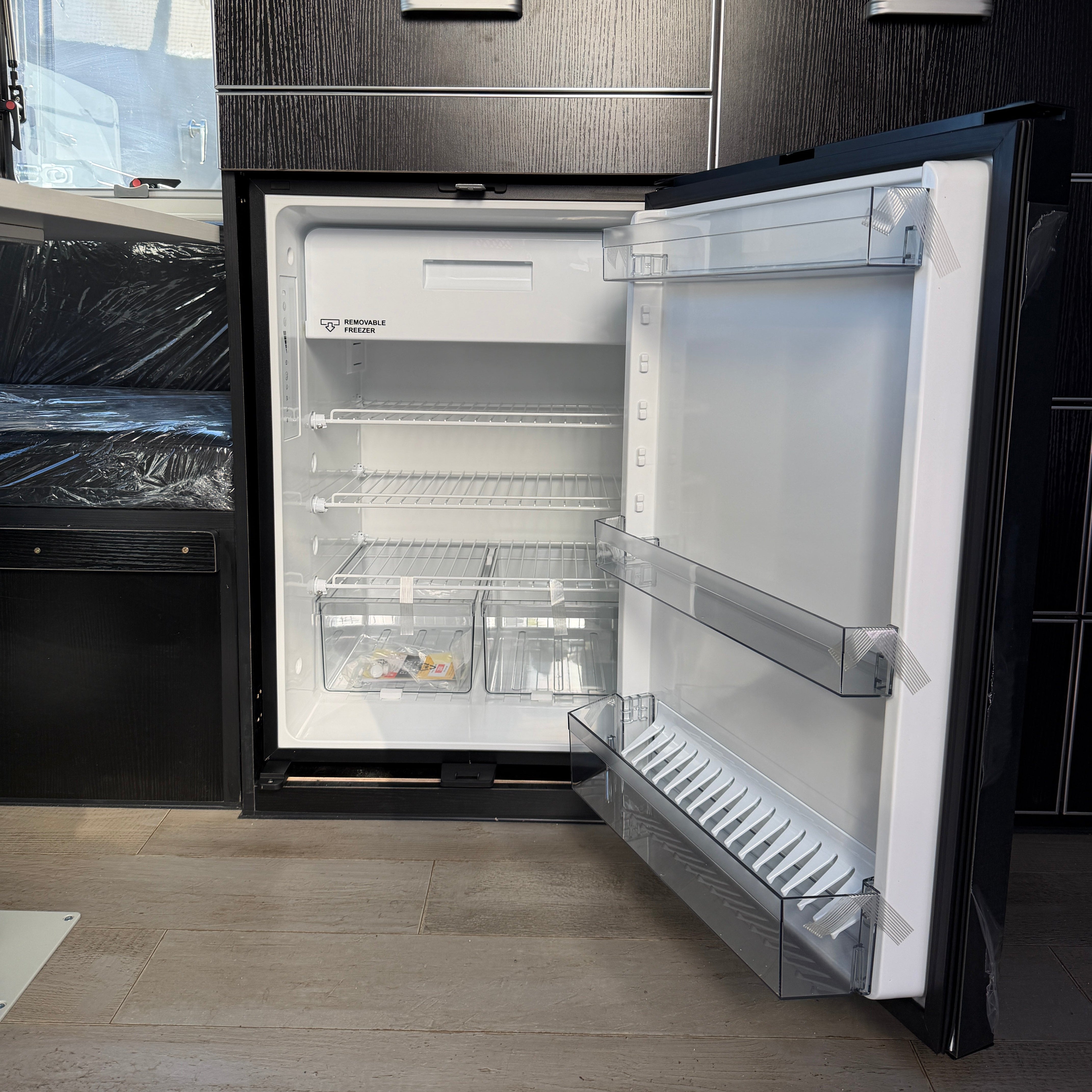 Dometic Fridge 12/240v