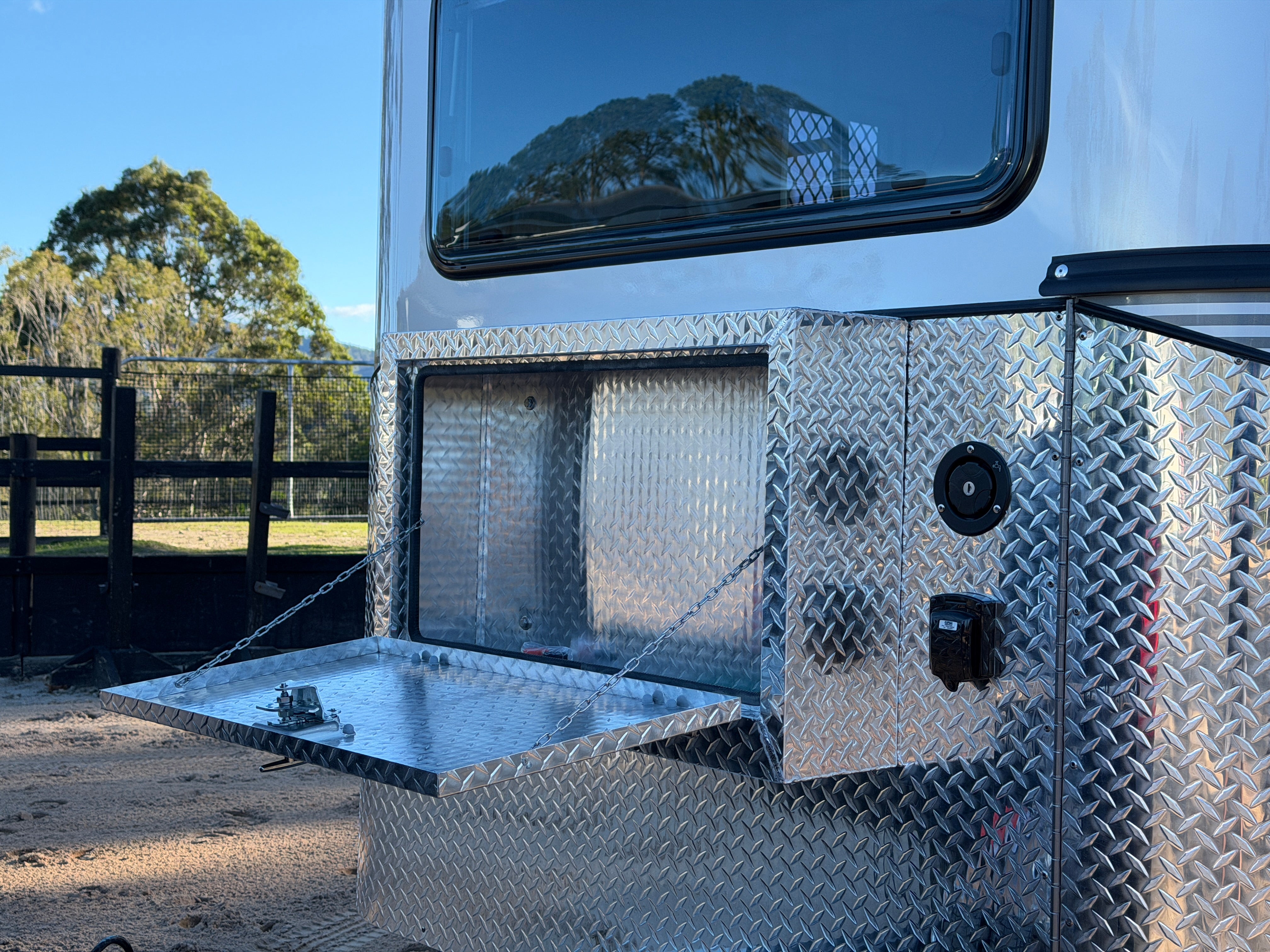 2 Horse Angle Load Camper Float L860 SN Eventer