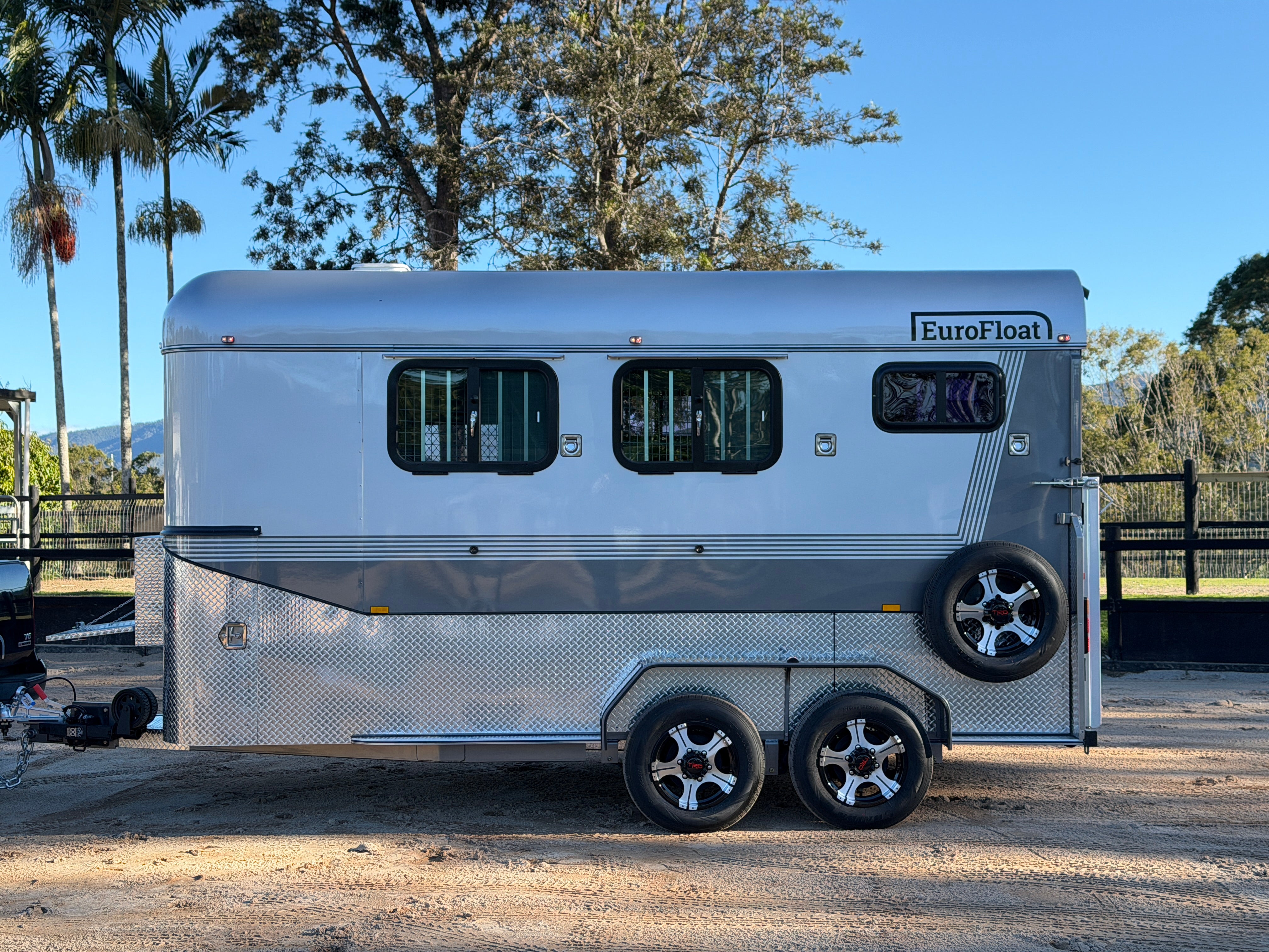 2 Horse Angle Load Camper Float L860 SN Eventer