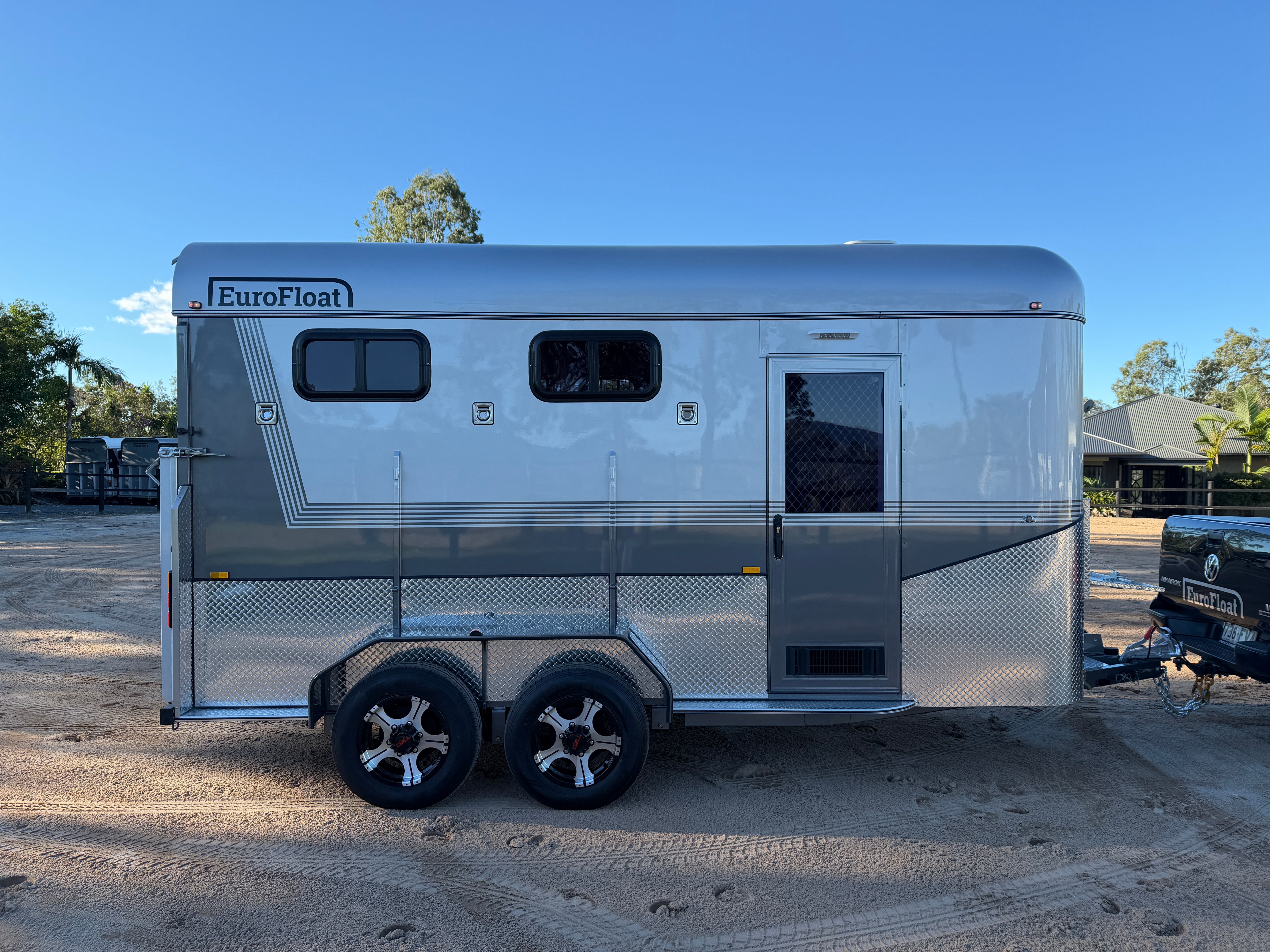 2 Horse Angle Load Camper Float L860 SN Eventer