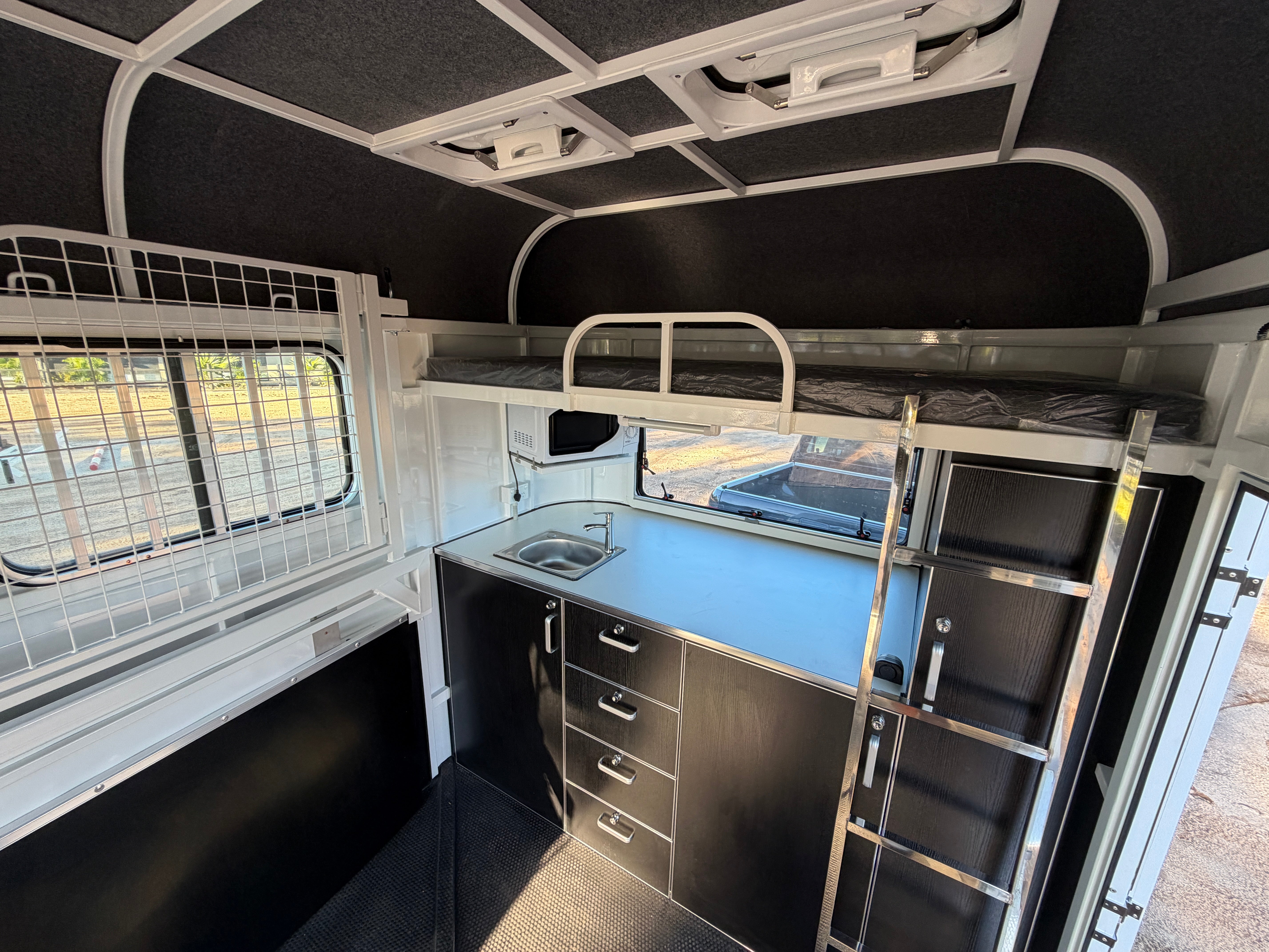 2 Horse Angle Load Camper Float L860 SN Eventer