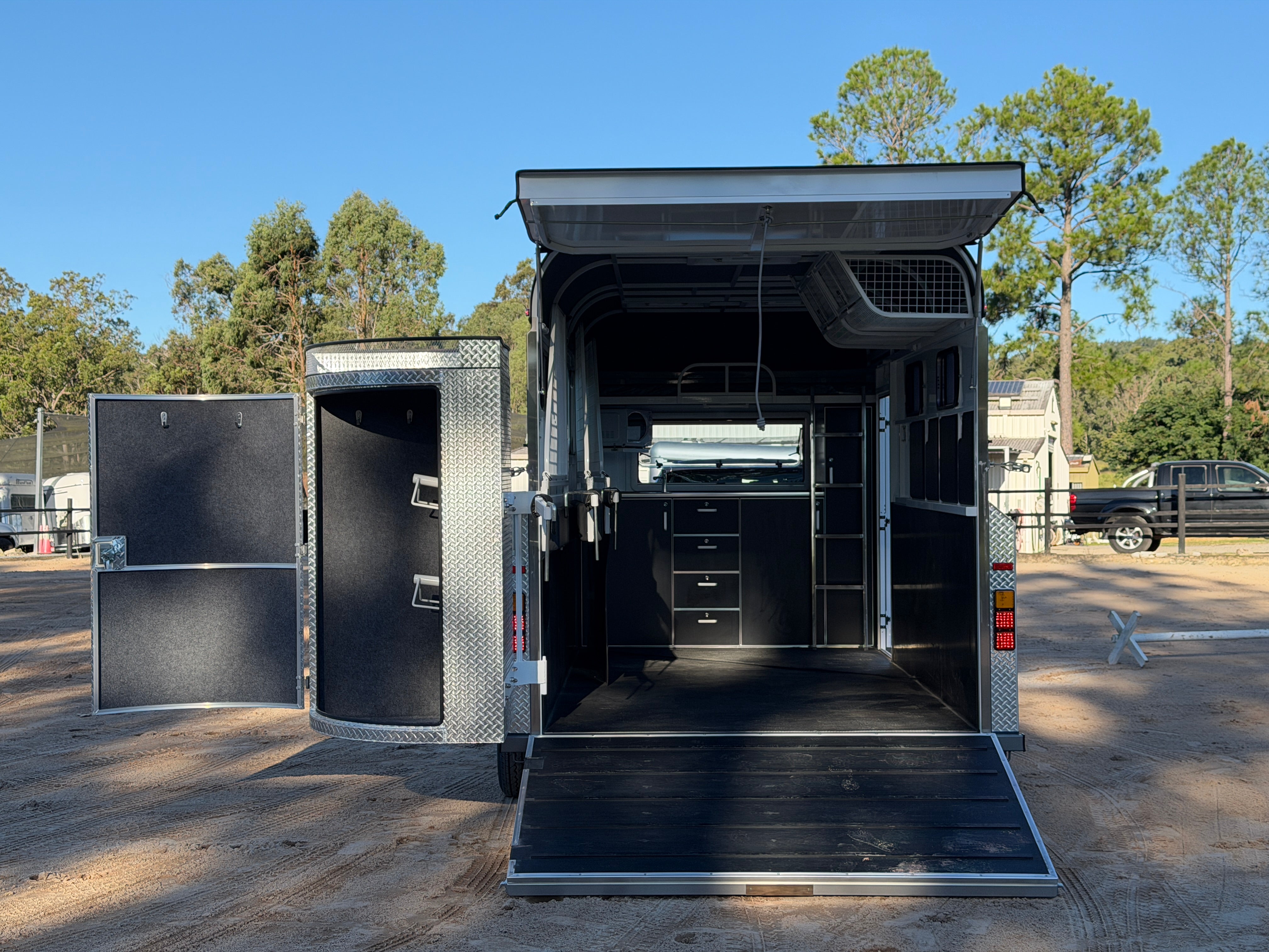 2 Horse Angle Load Camper Float L860 SN Eventer