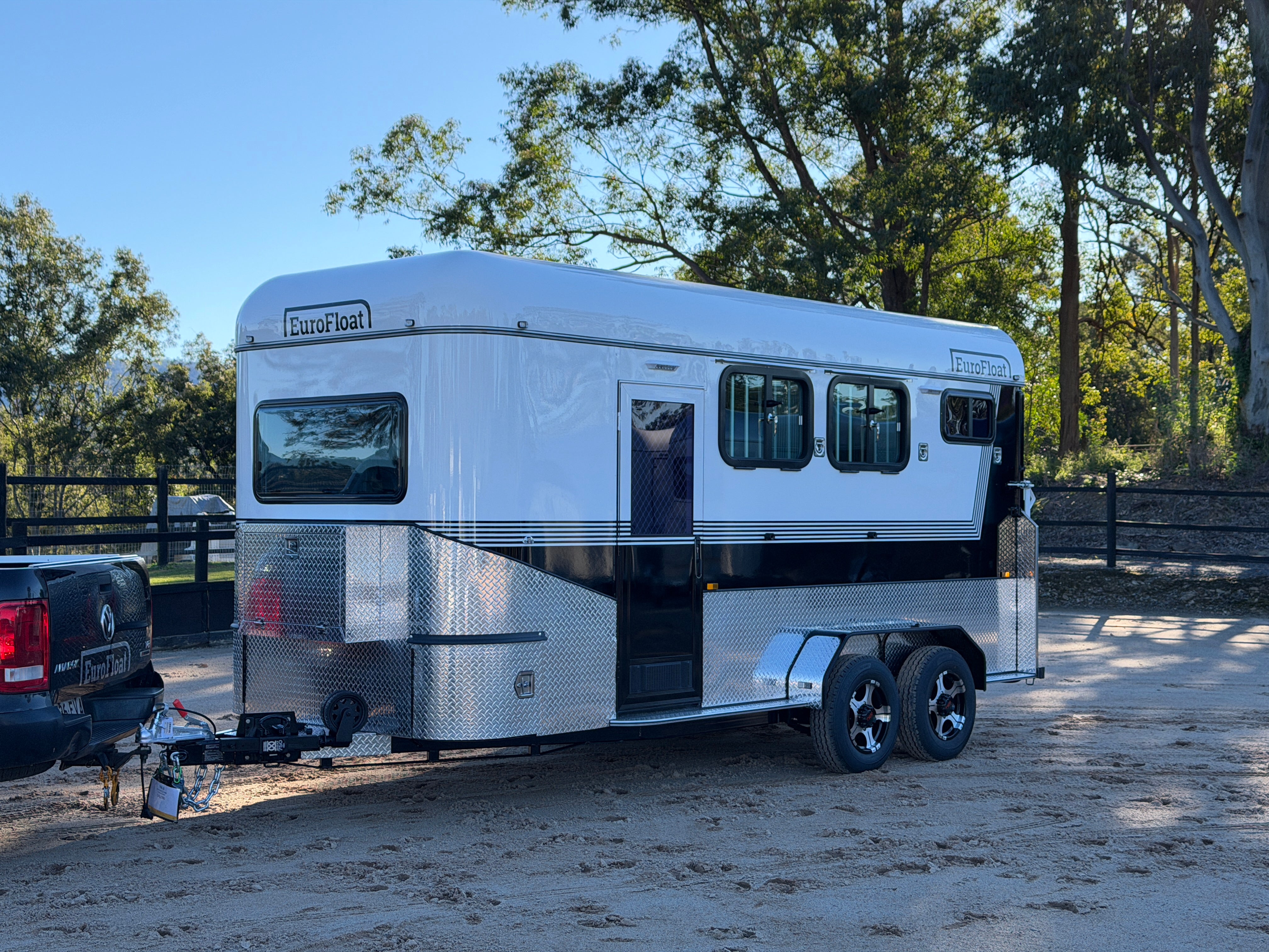 2 Horse Angle Load Camper Float Compact Overnighter SN 2.1 746.B