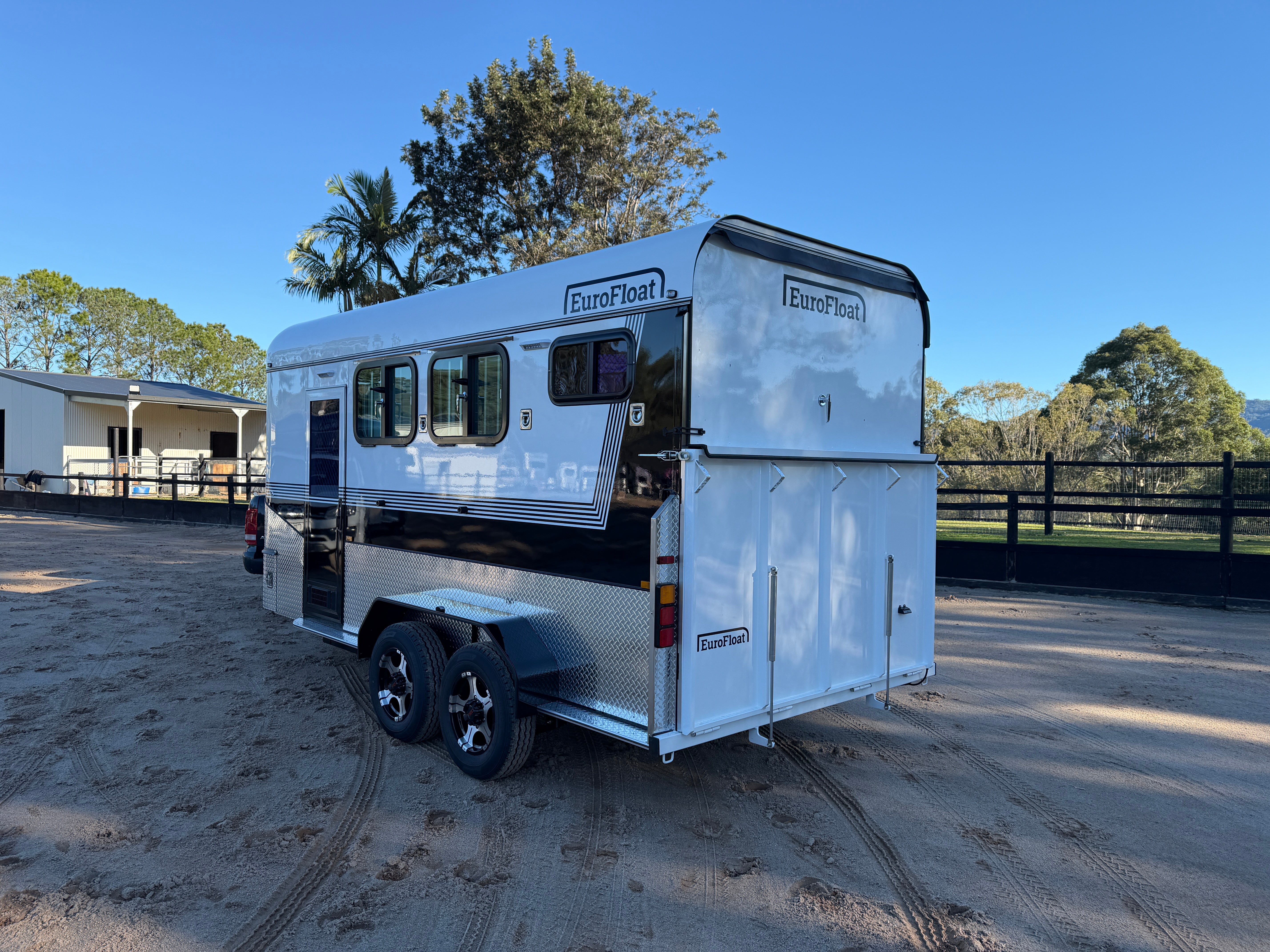 2 Horse Angle Load Camper Float Compact Overnighter SN 2.1 746.B