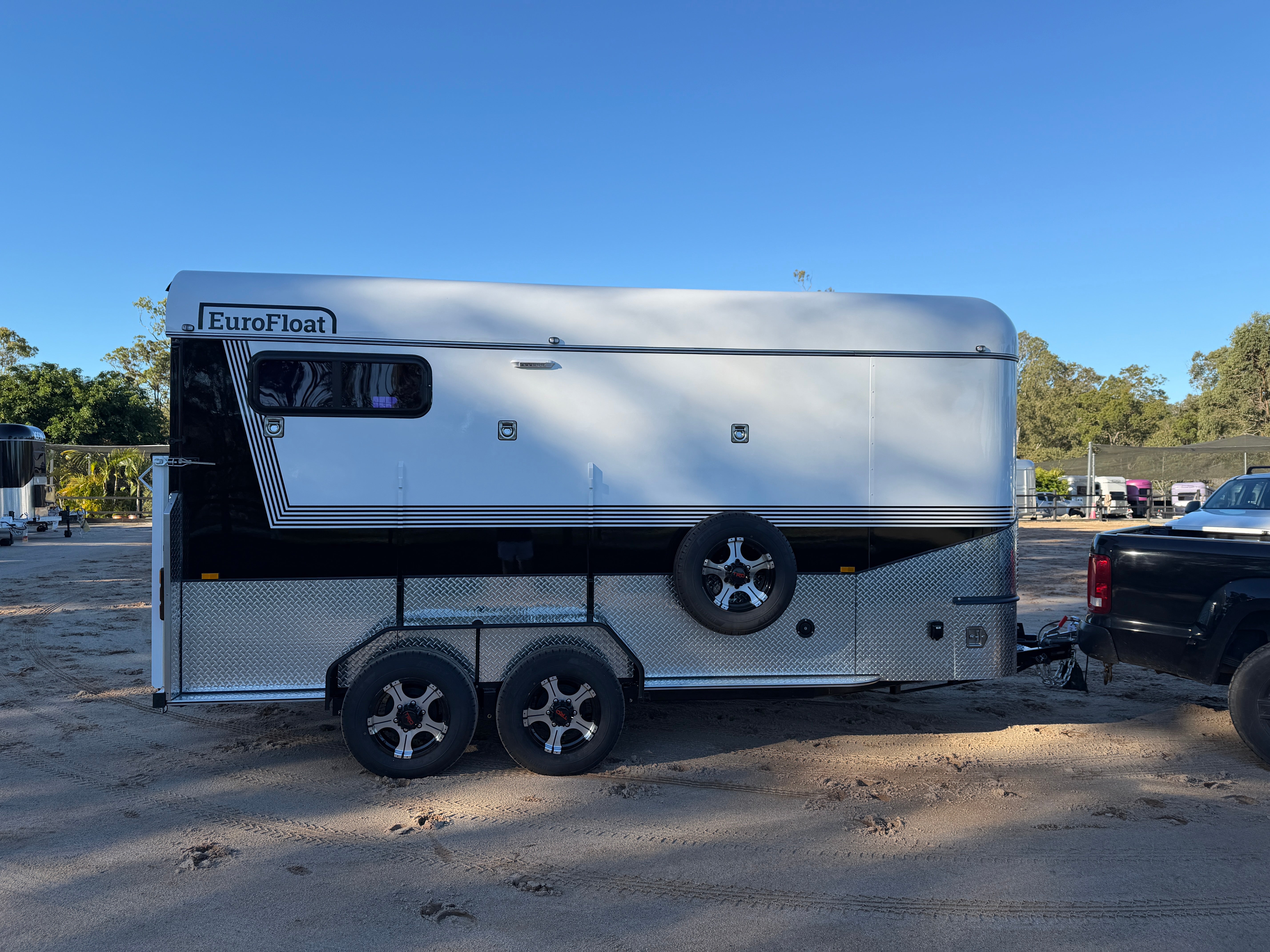 2 Horse Angle Load Camper Float Compact Overnighter SN 2.1 746.B