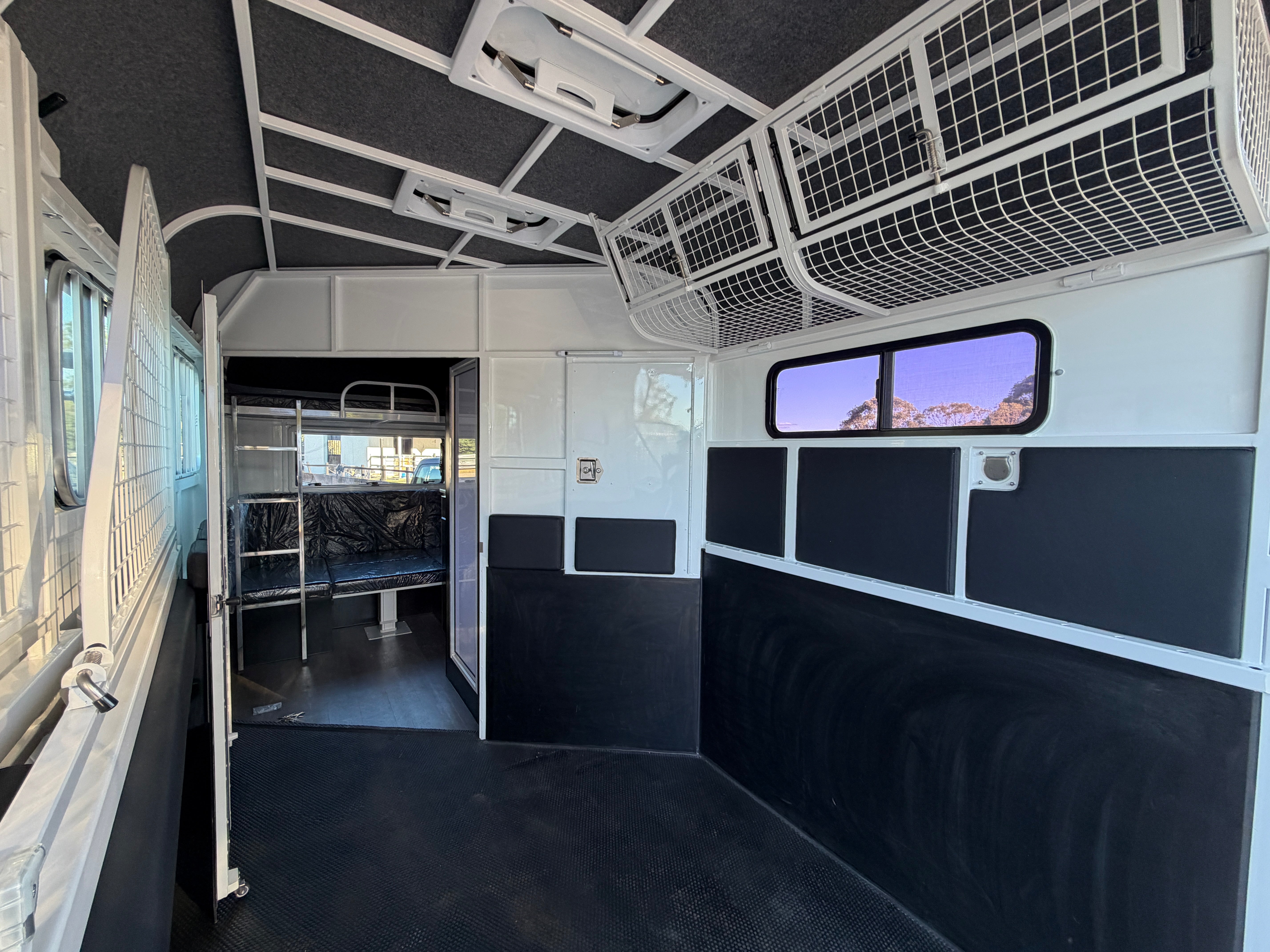 2 Horse Angle Load Camper Float Compact Overnighter SN 2.1 746.B