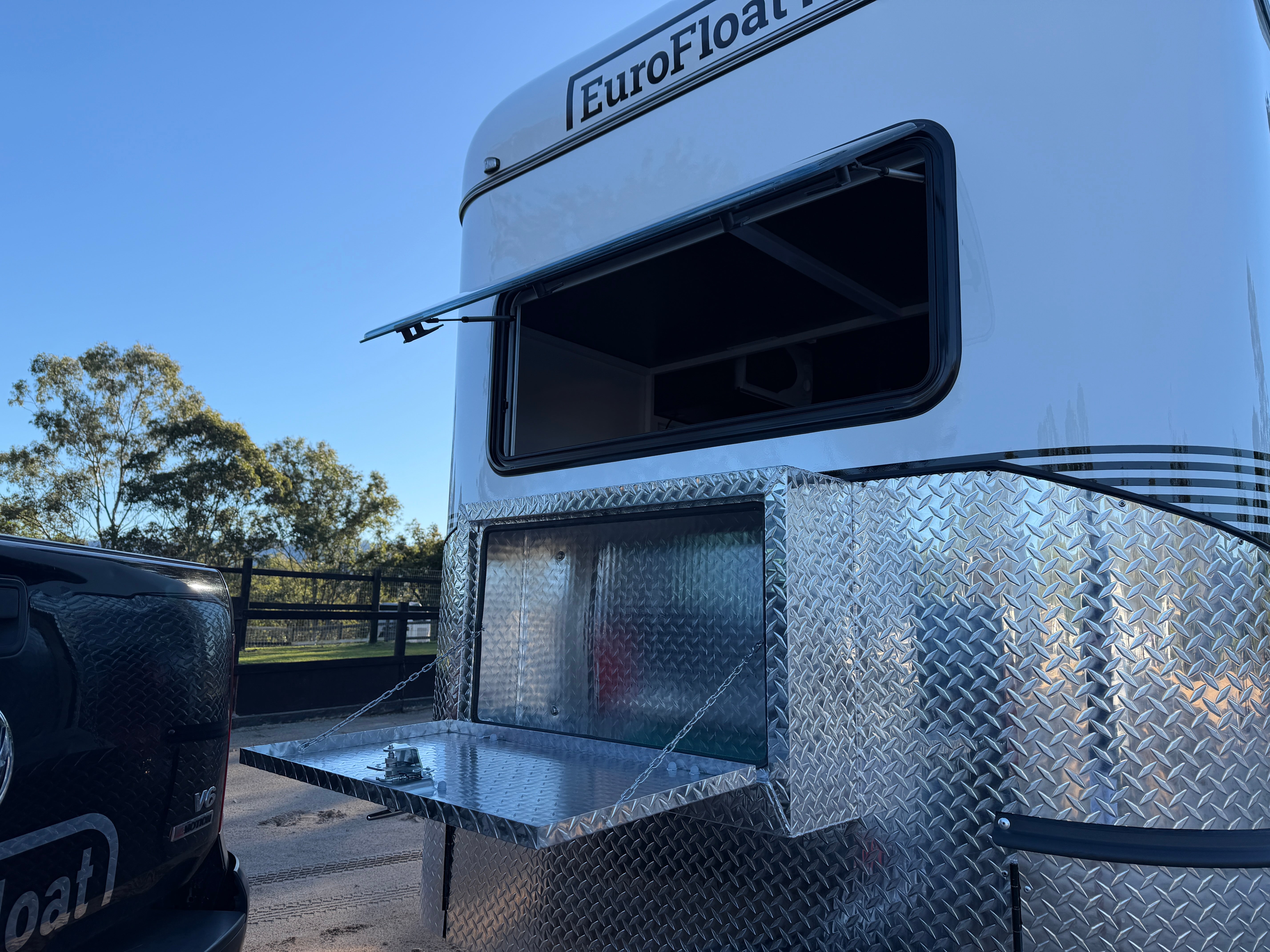 2 Horse Angle Load Camper Float Compact Overnighter SN 2.1 746.B
