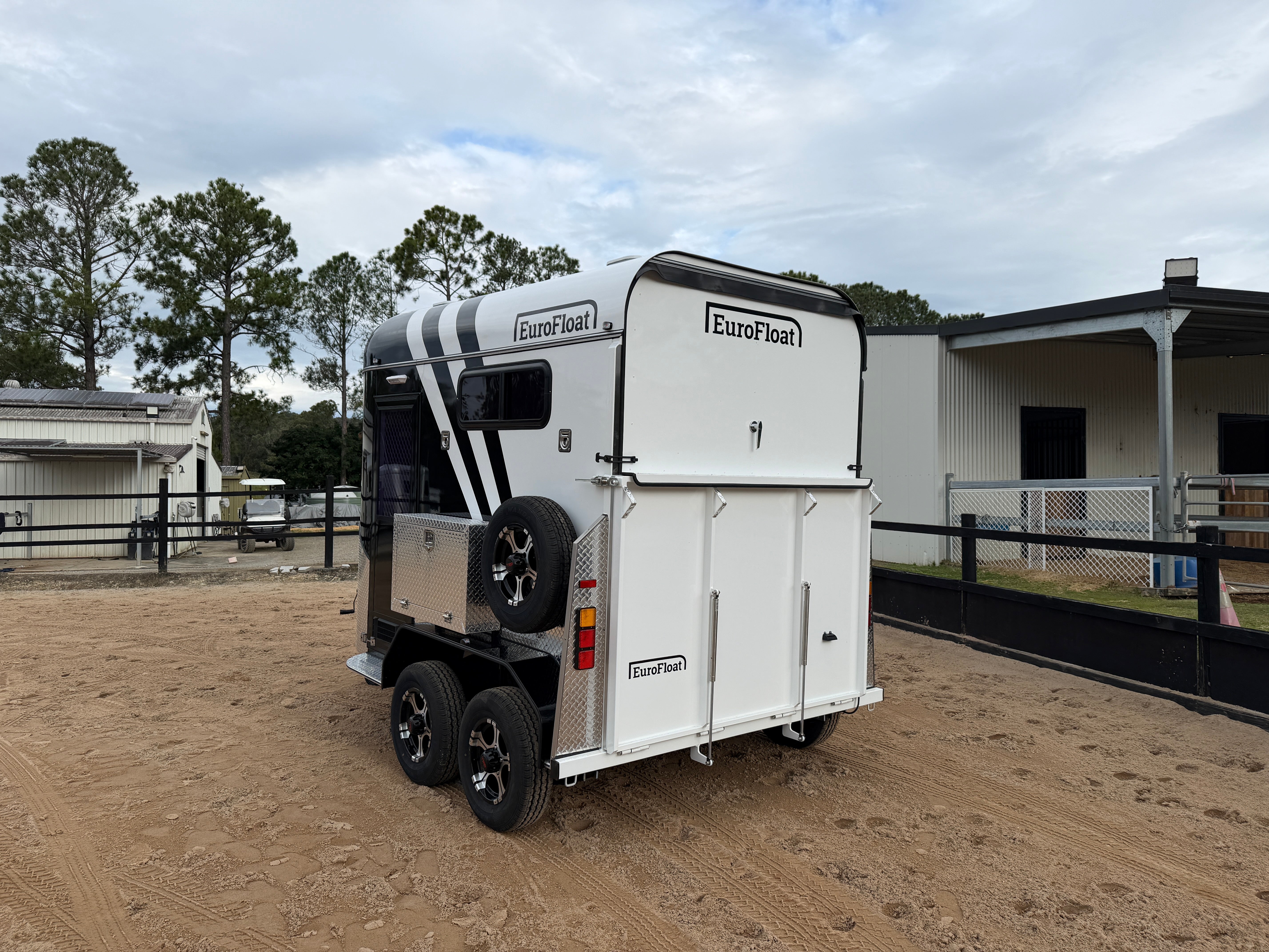 2 Horse Straight Load Camper Float L500 RN