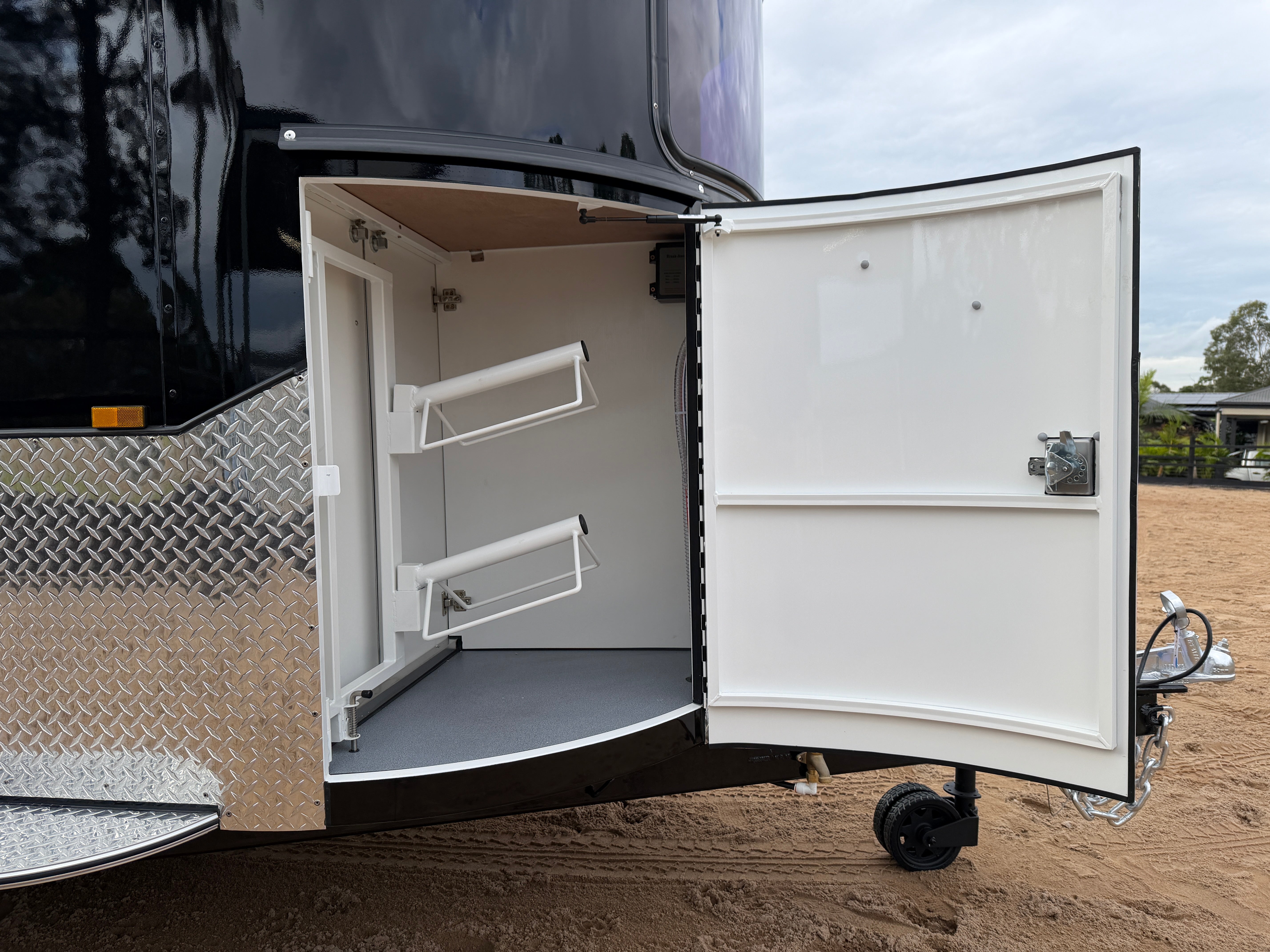 2 Horse Straight Load Camper Float L500 RN