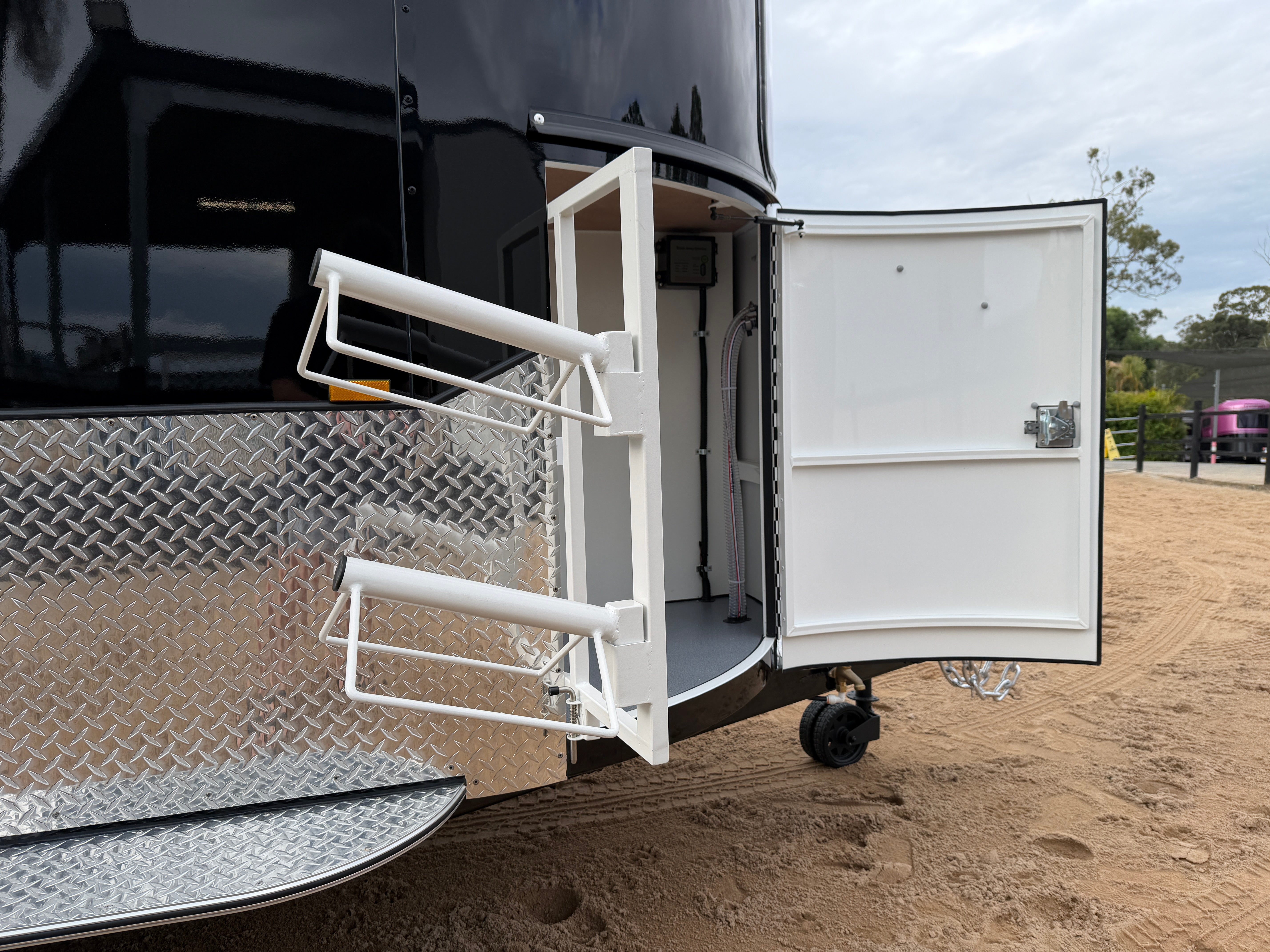 2 Horse Straight Load Camper Float L500 RN